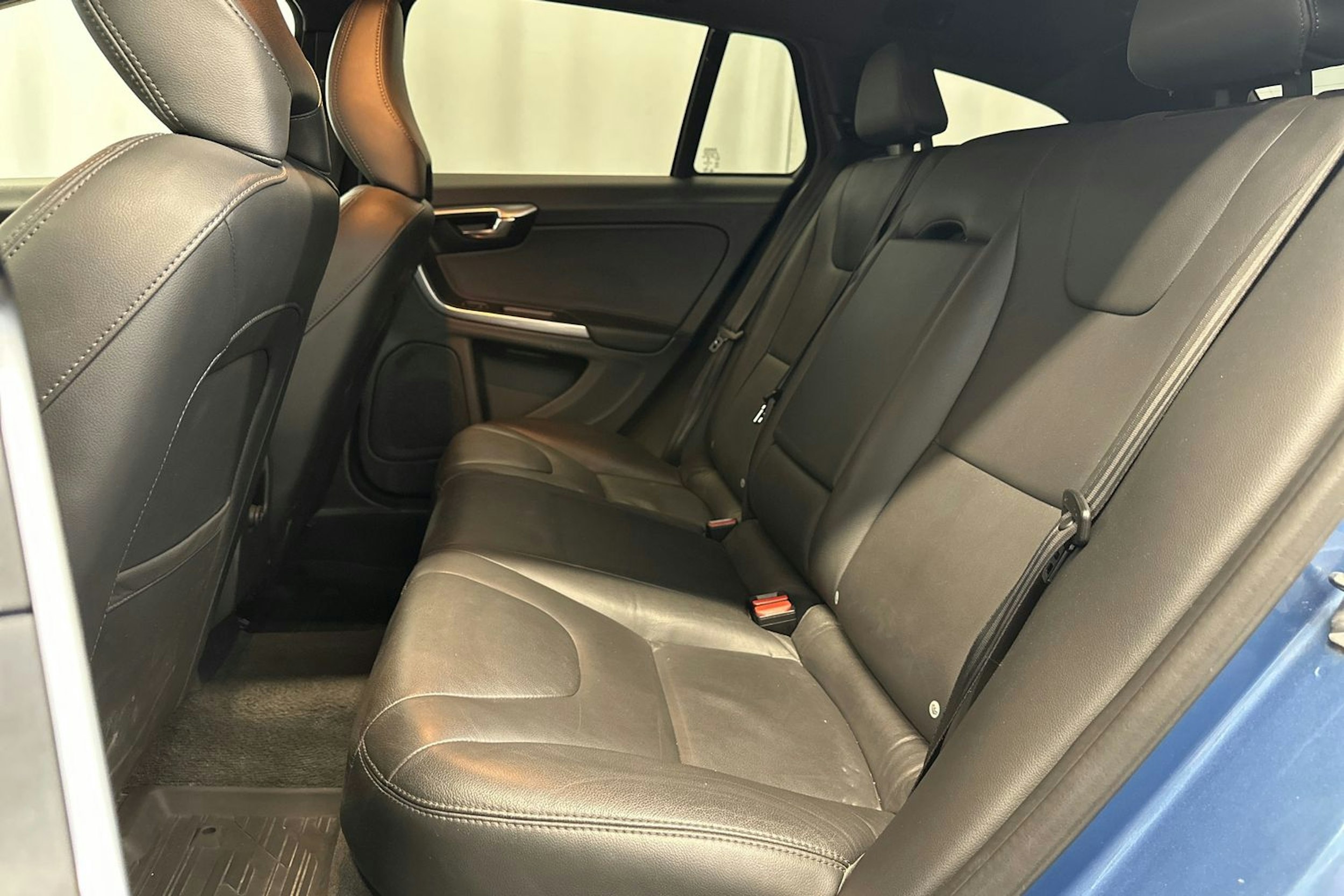 sininen Volvo V60 2015 kuva 30.