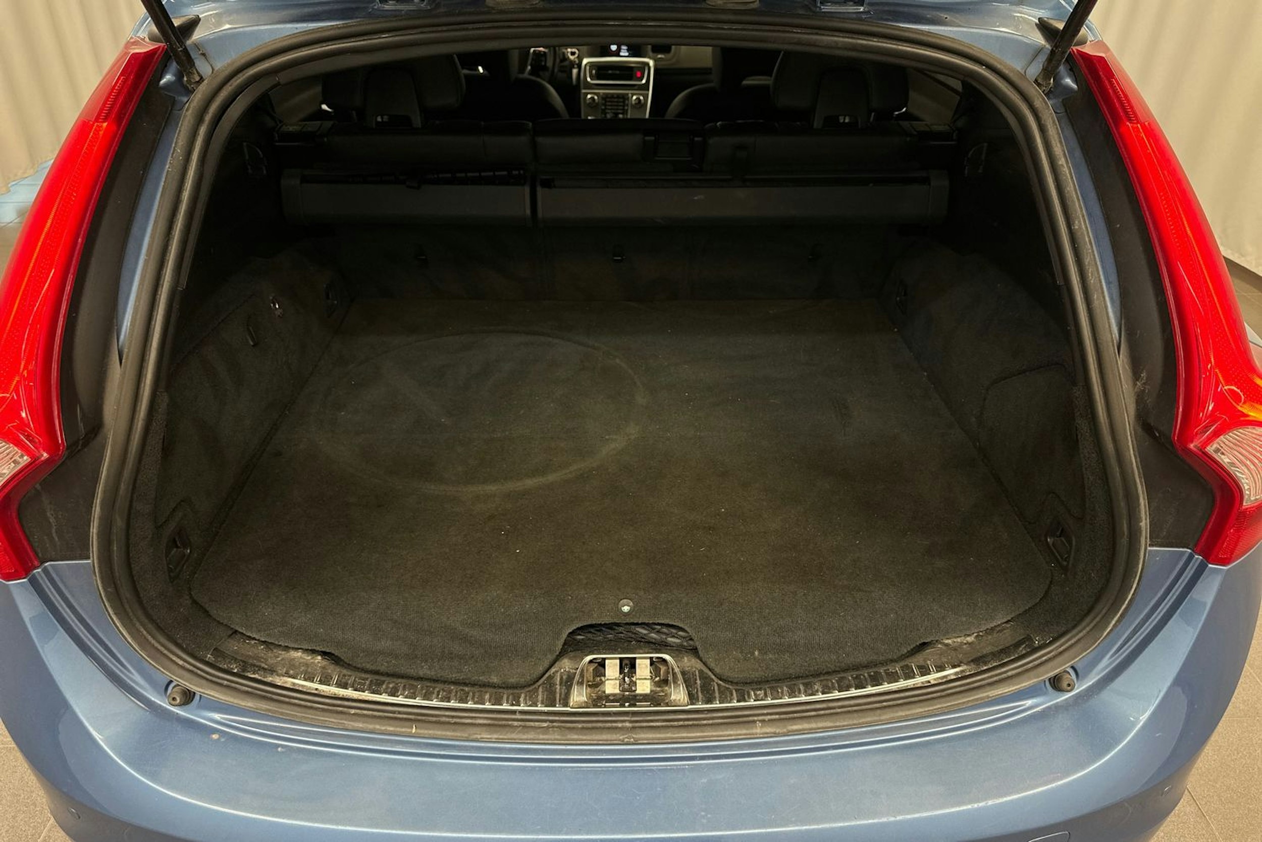 sininen Volvo V60 2015 kuva 31.