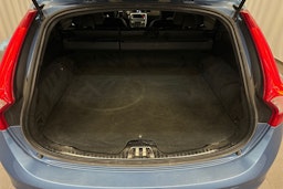 sininen Volvo V60 2015 kuva 31.