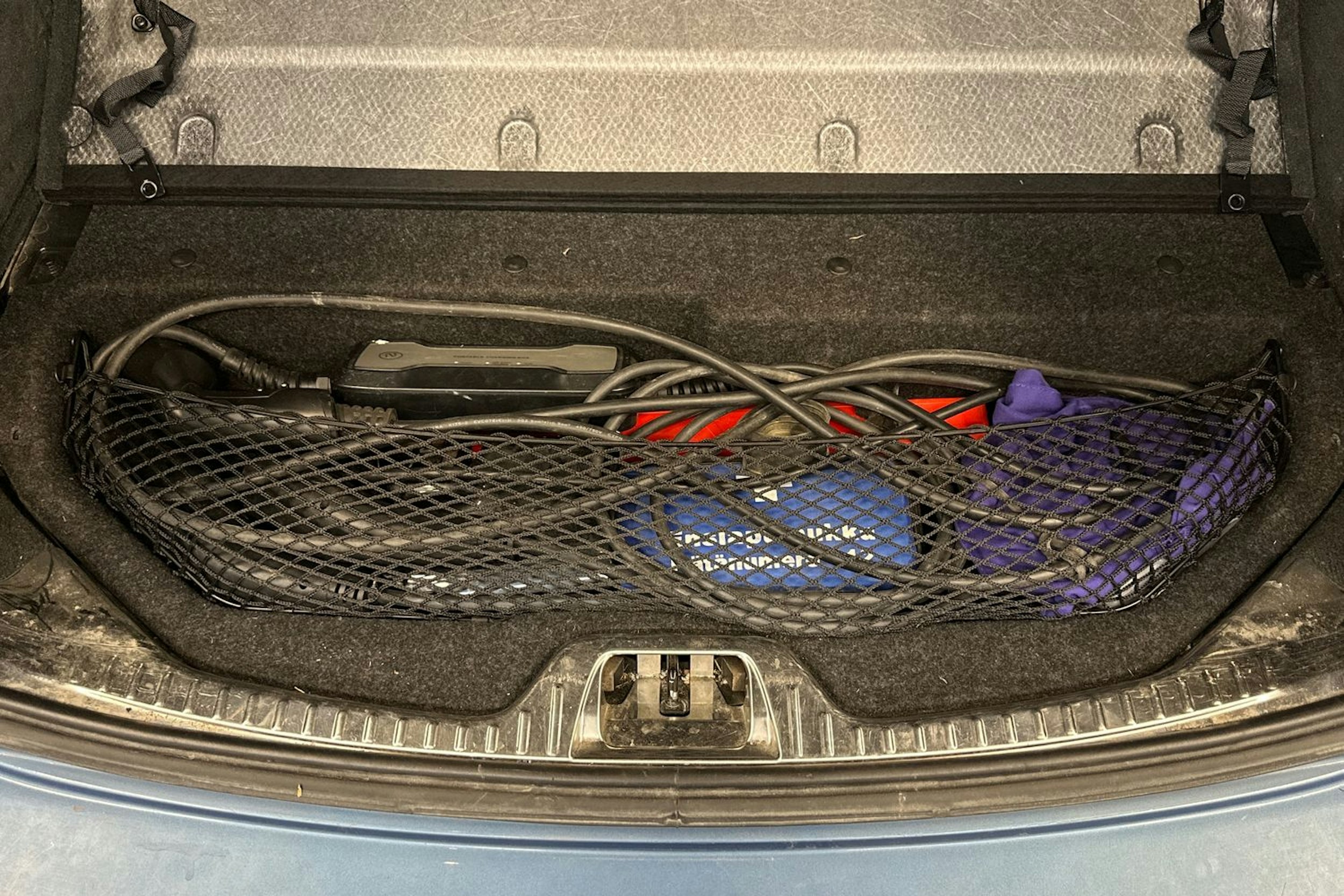 sininen Volvo V60 2015 kuva 32.