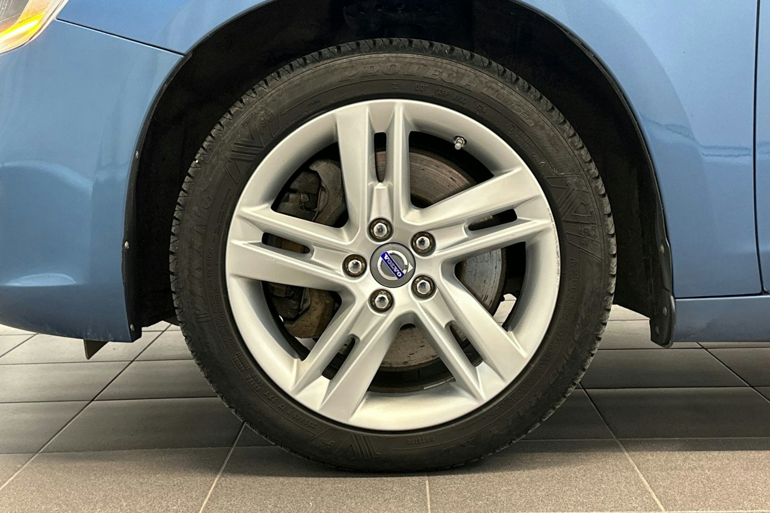 sininen Volvo V60 2015 kuva 34.