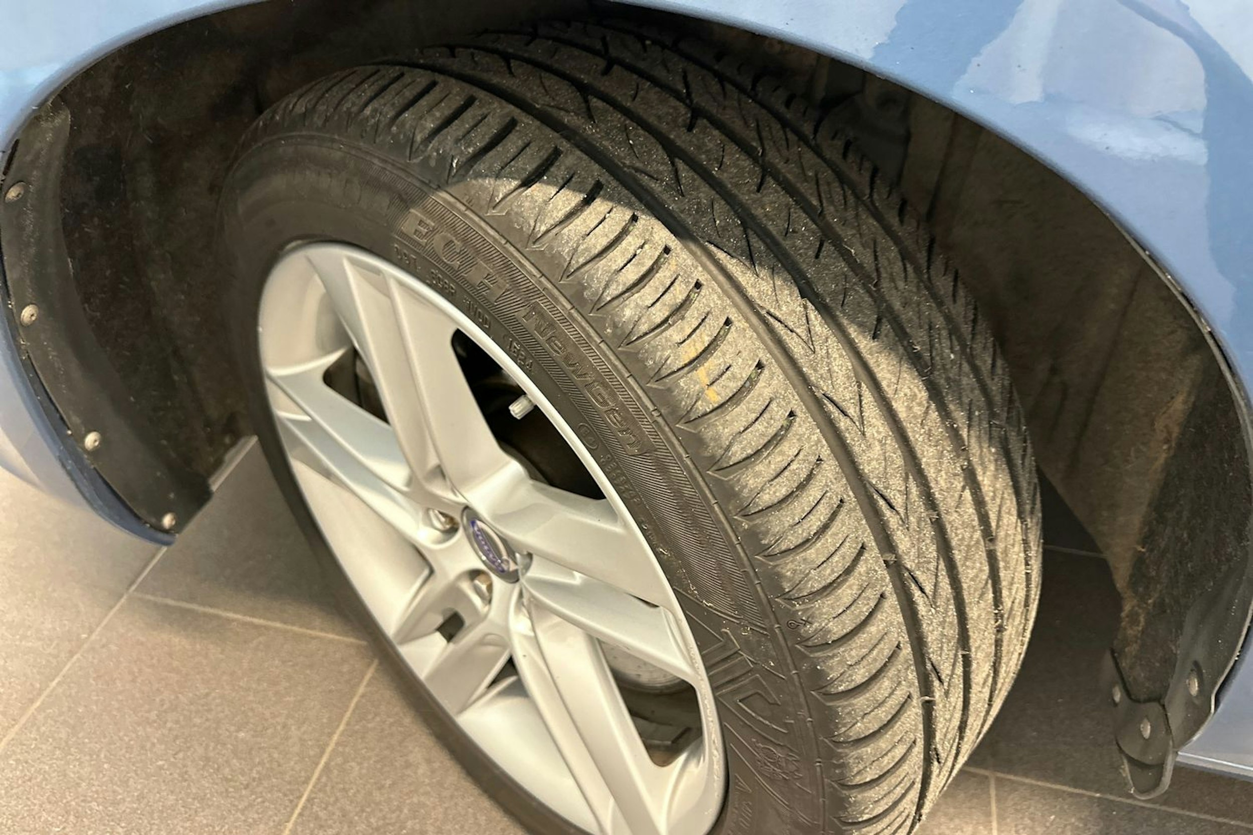 sininen Volvo V60 2015 kuva 35.