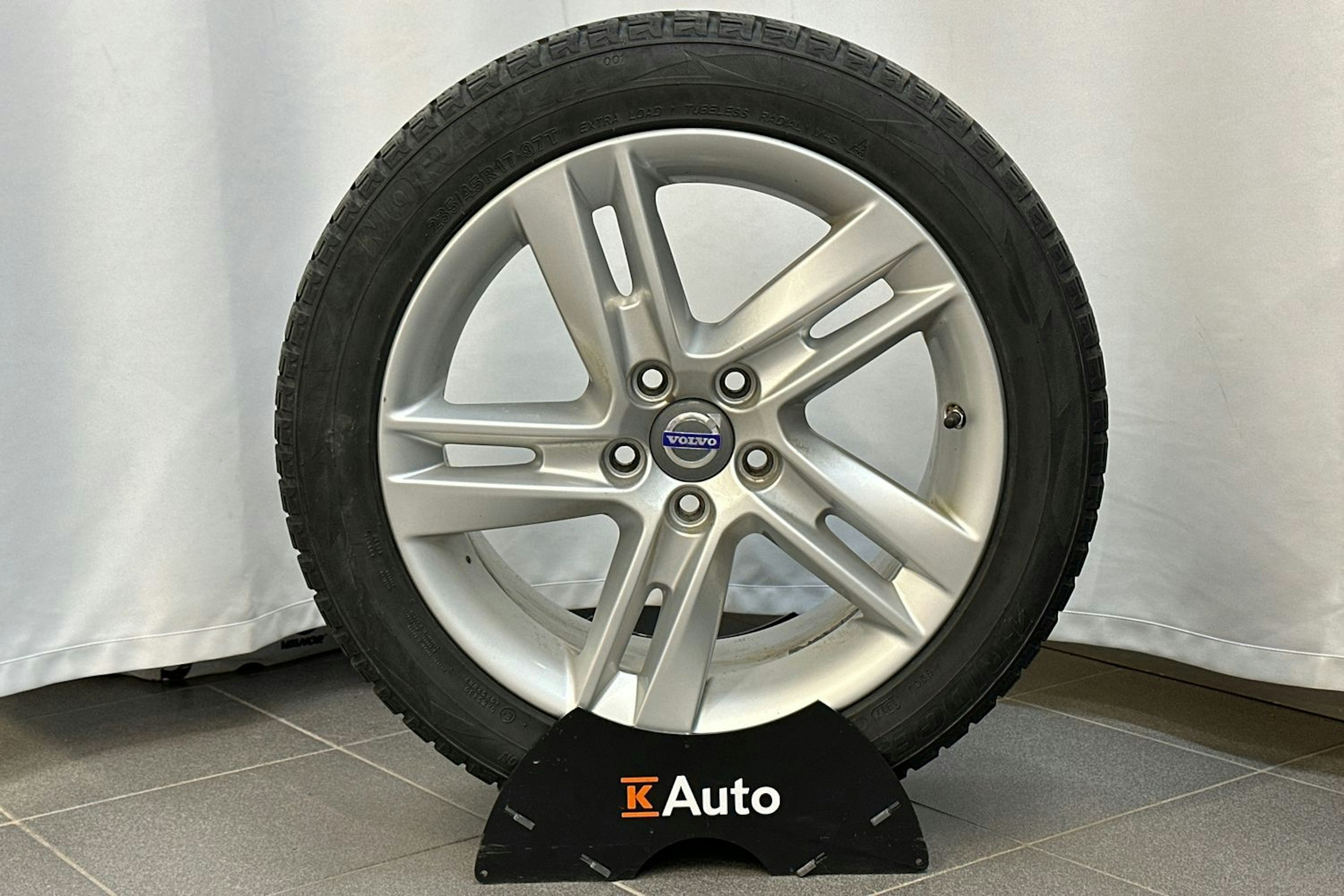 sininen Volvo V60 2015 kuva 36.