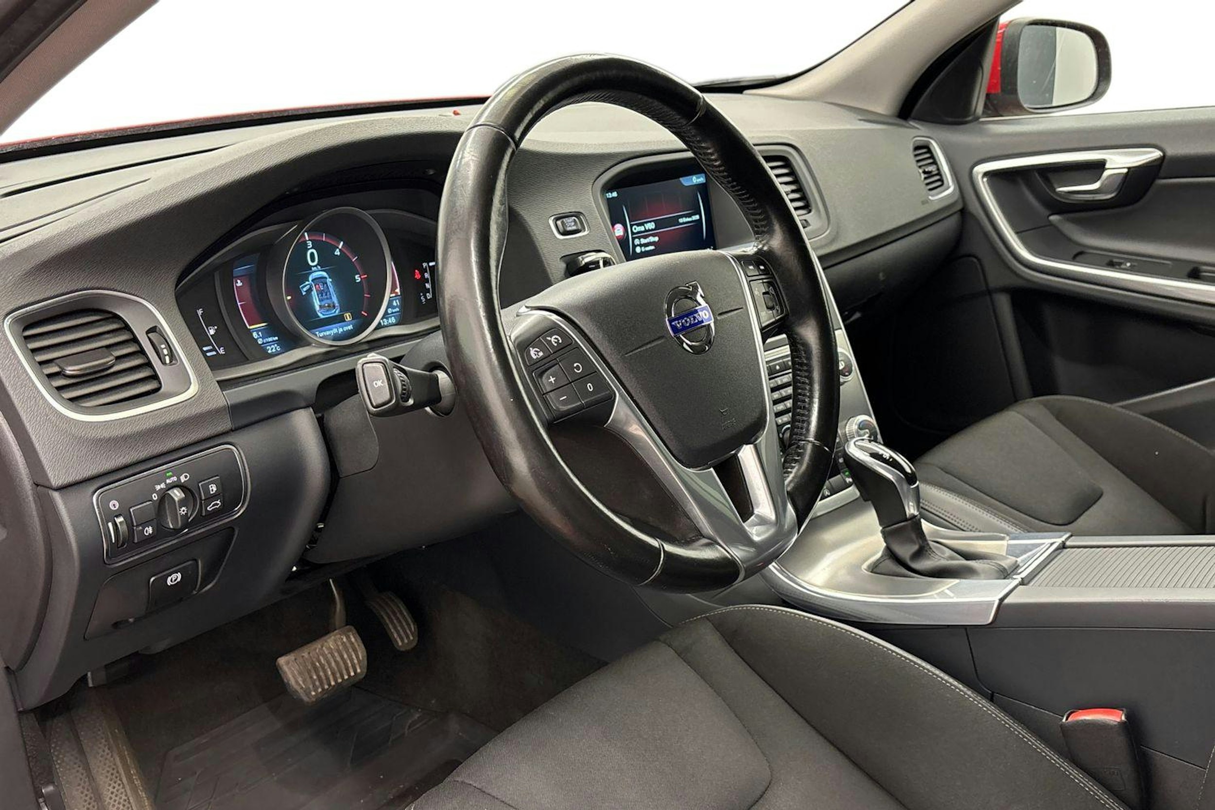 punainen Volvo V60 2016 kuva 6.