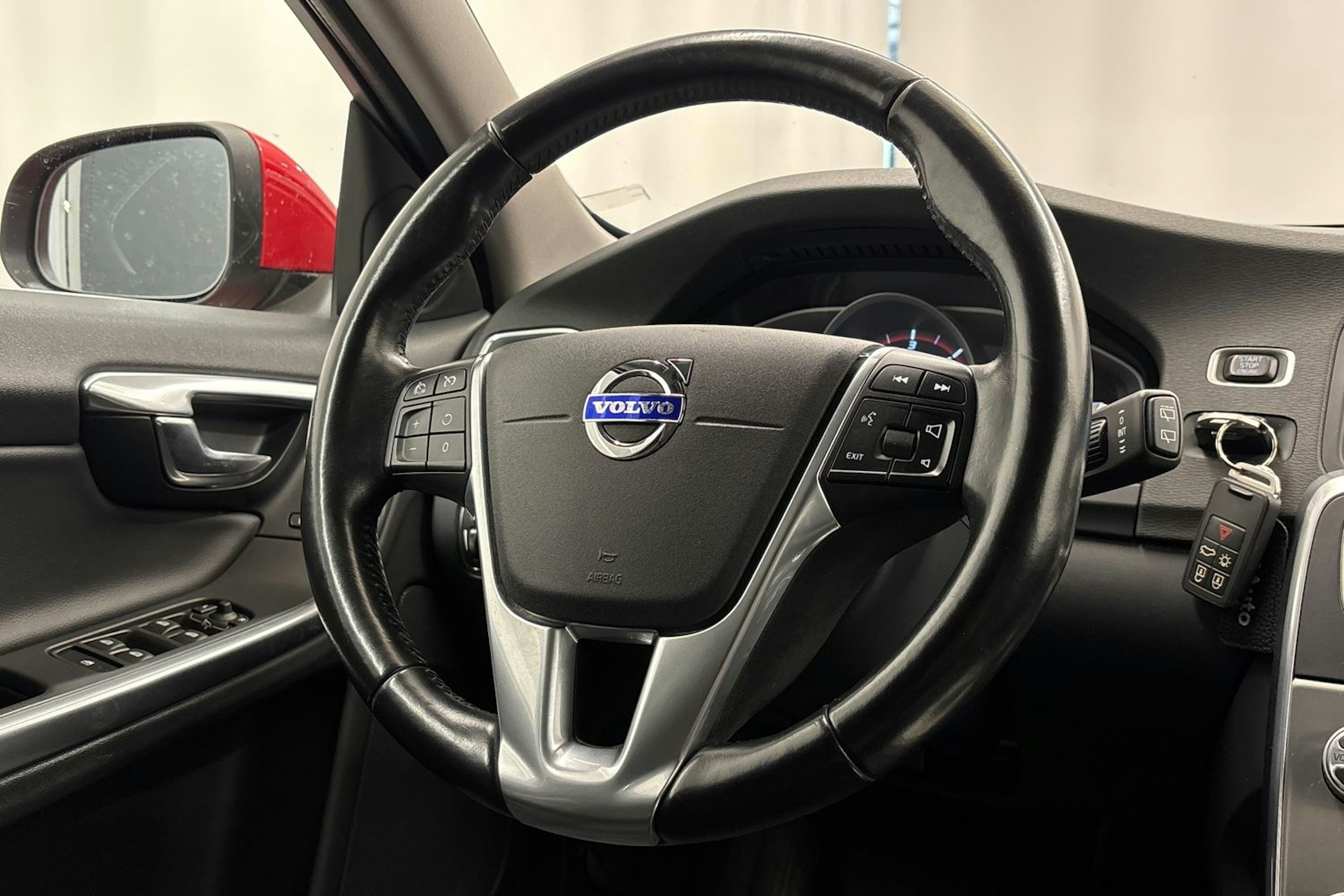 punainen Volvo V60 2016 kuva 12.
