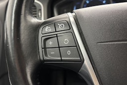 punainen Volvo V60 2016 kuva 13.