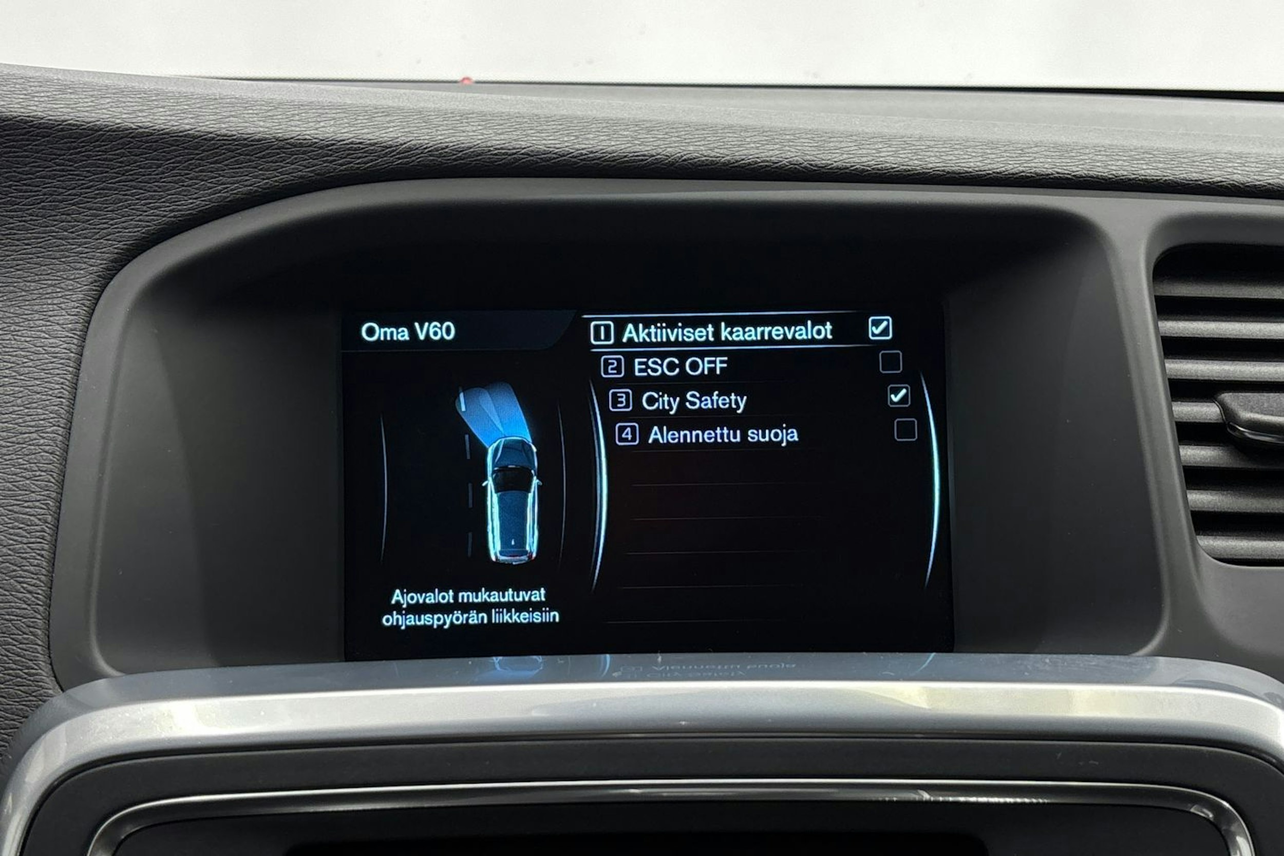punainen Volvo V60 2016 kuva 17.