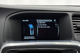 punainen Volvo V60 2016 kuva 17.