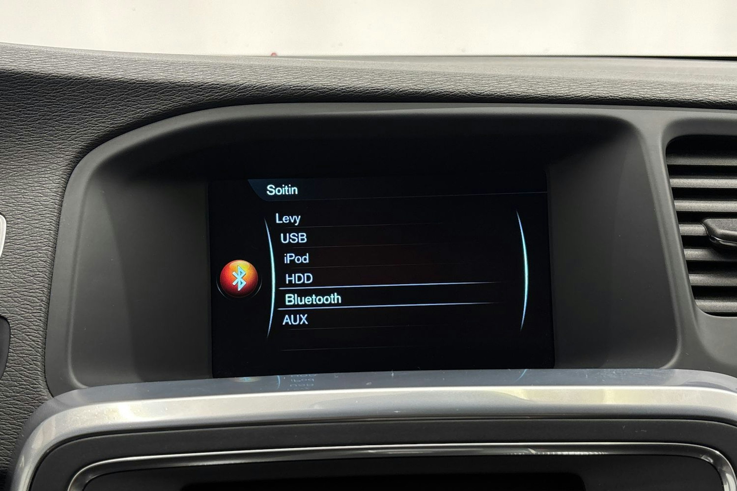punainen Volvo V60 2016 kuva 18.