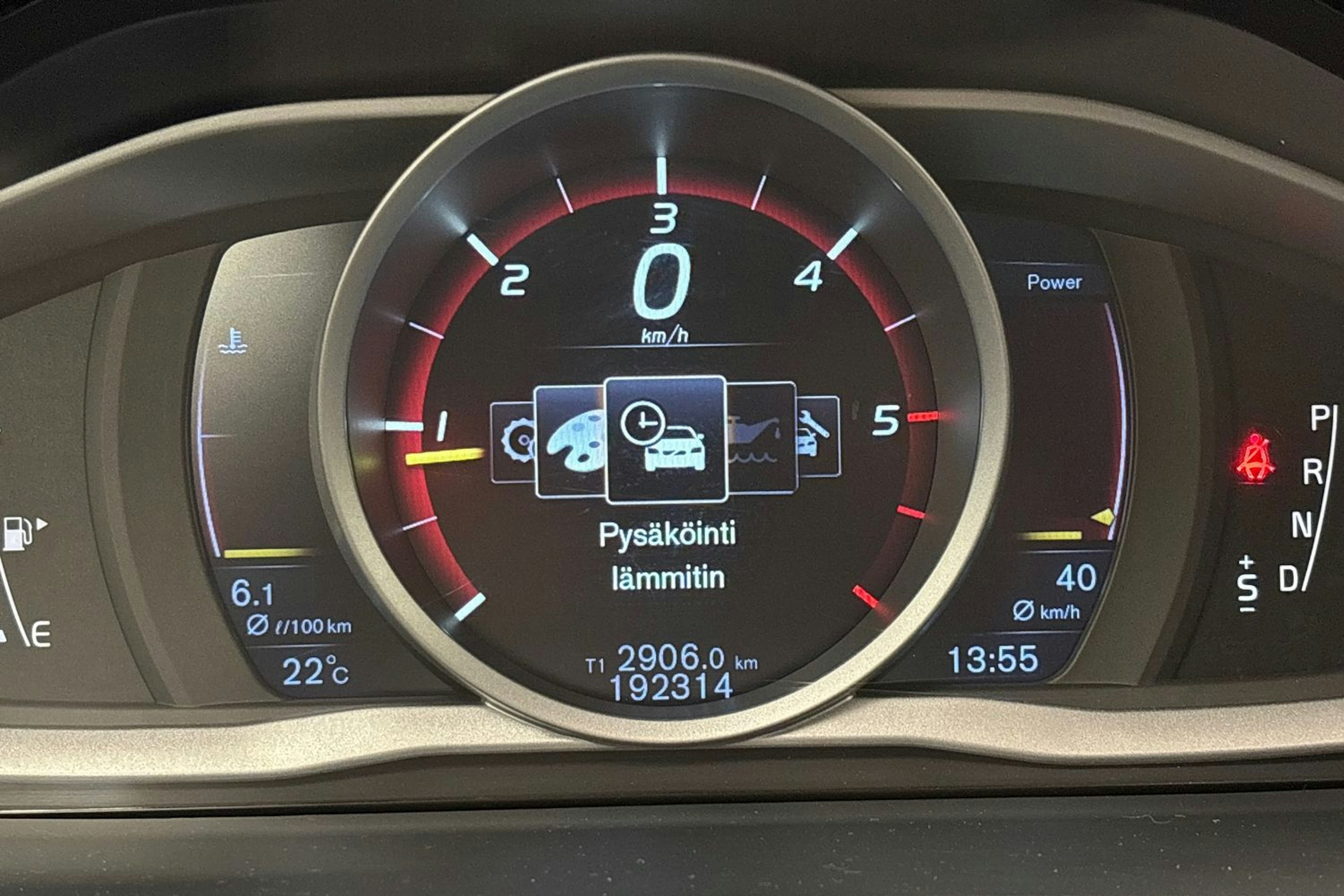 punainen Volvo V60 2016 kuva 19.
