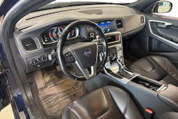 sininen Volvo V60 2015 kuva 3.