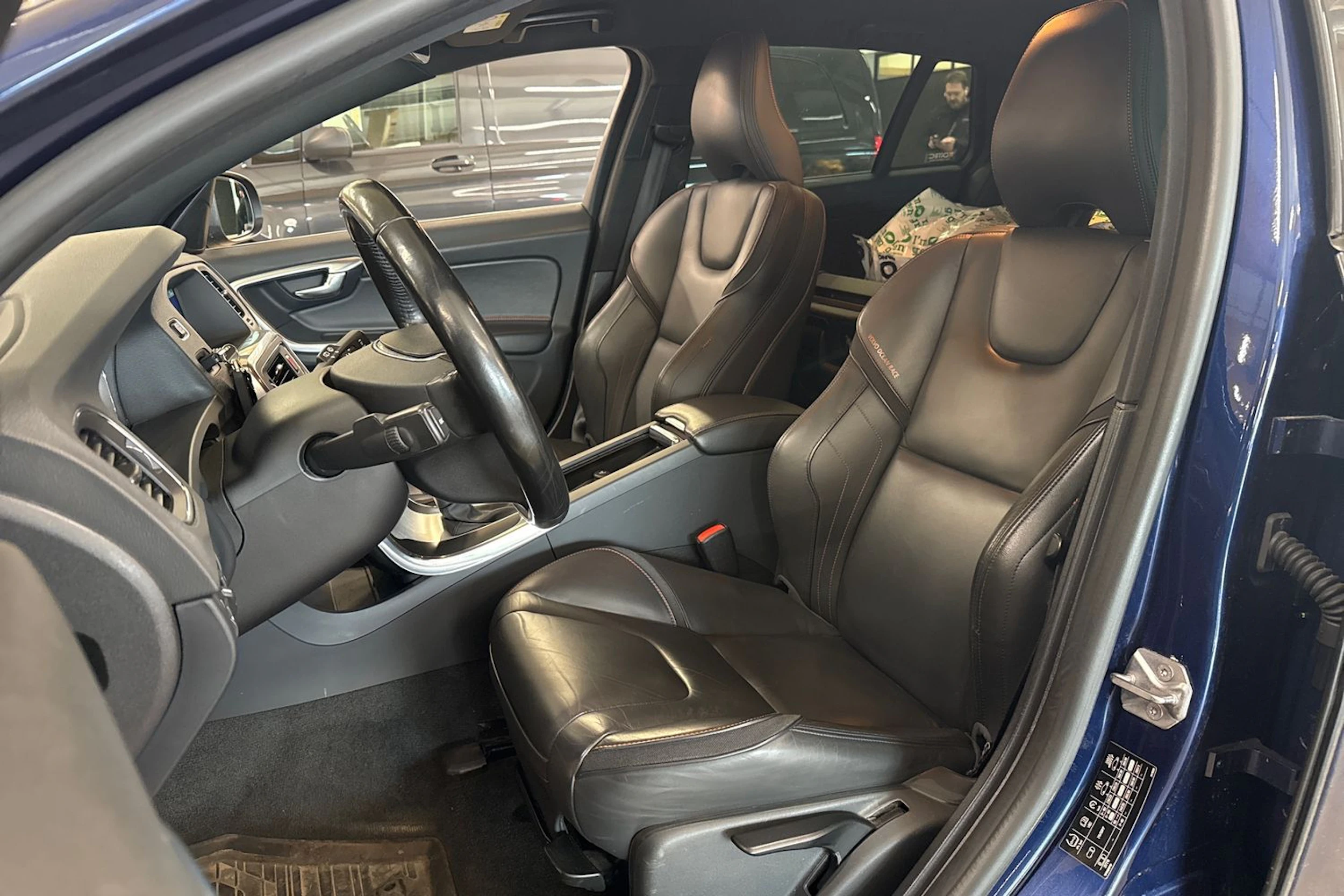 sininen Volvo V60 2015 kuva 4.