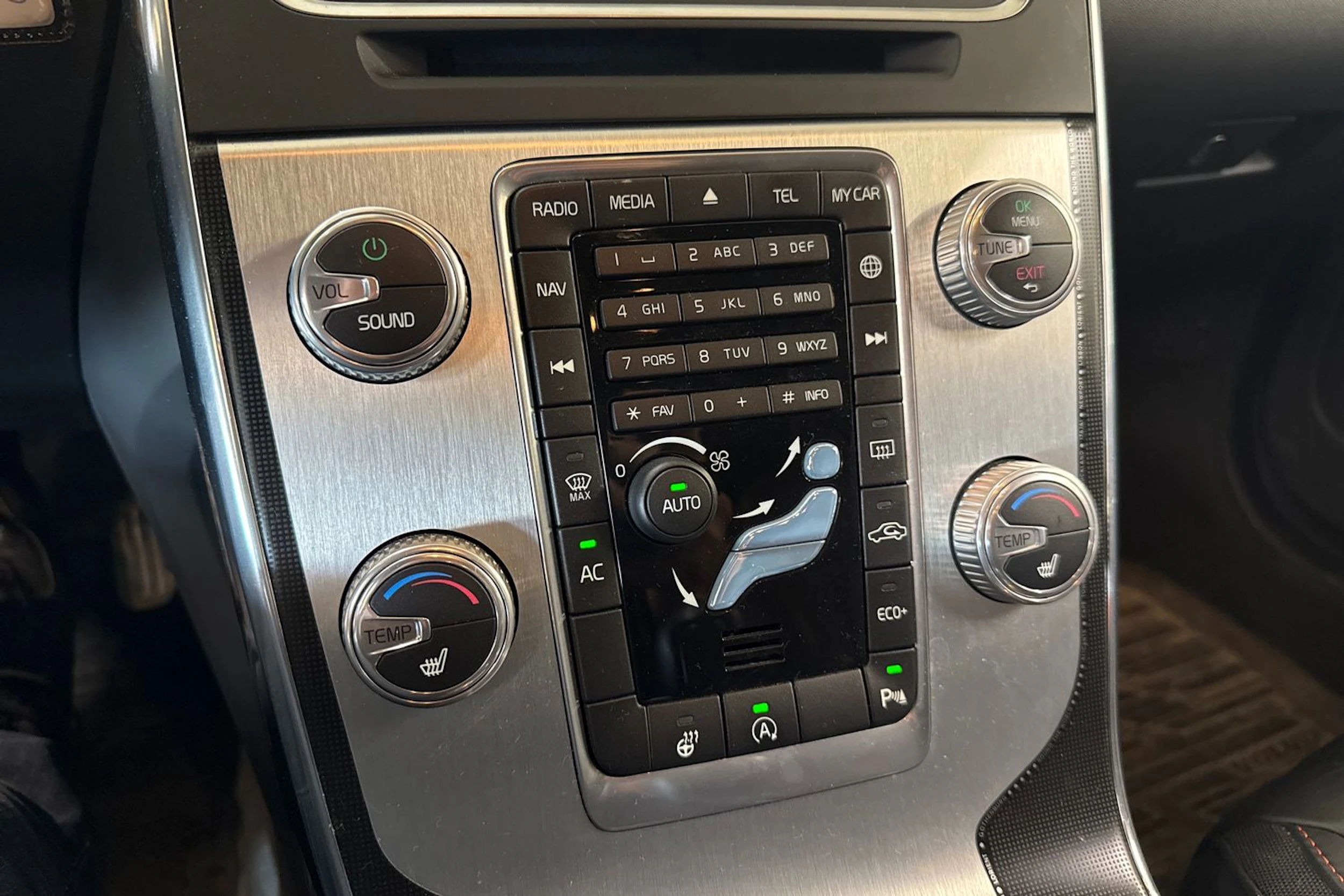sininen Volvo V60 2015 kuva 6.