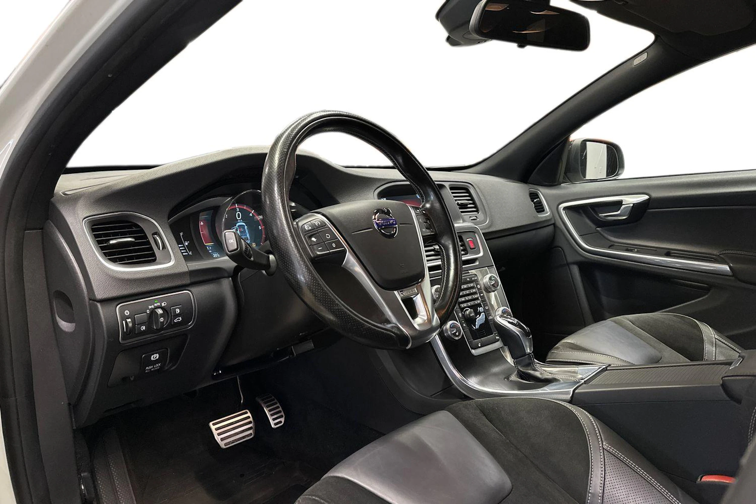 valkoinen Volvo V60 2015 kuva 8.