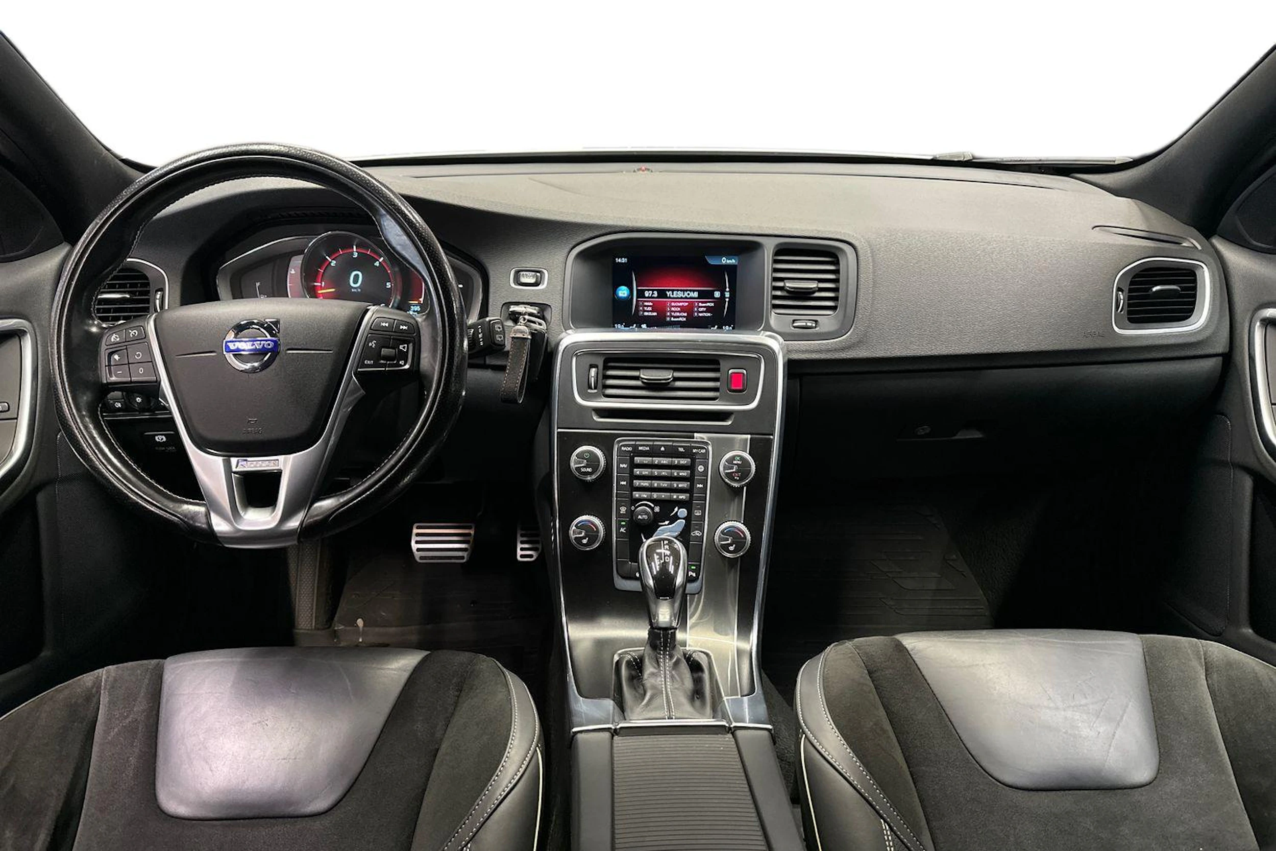valkoinen Volvo V60 2015 kuva 9.