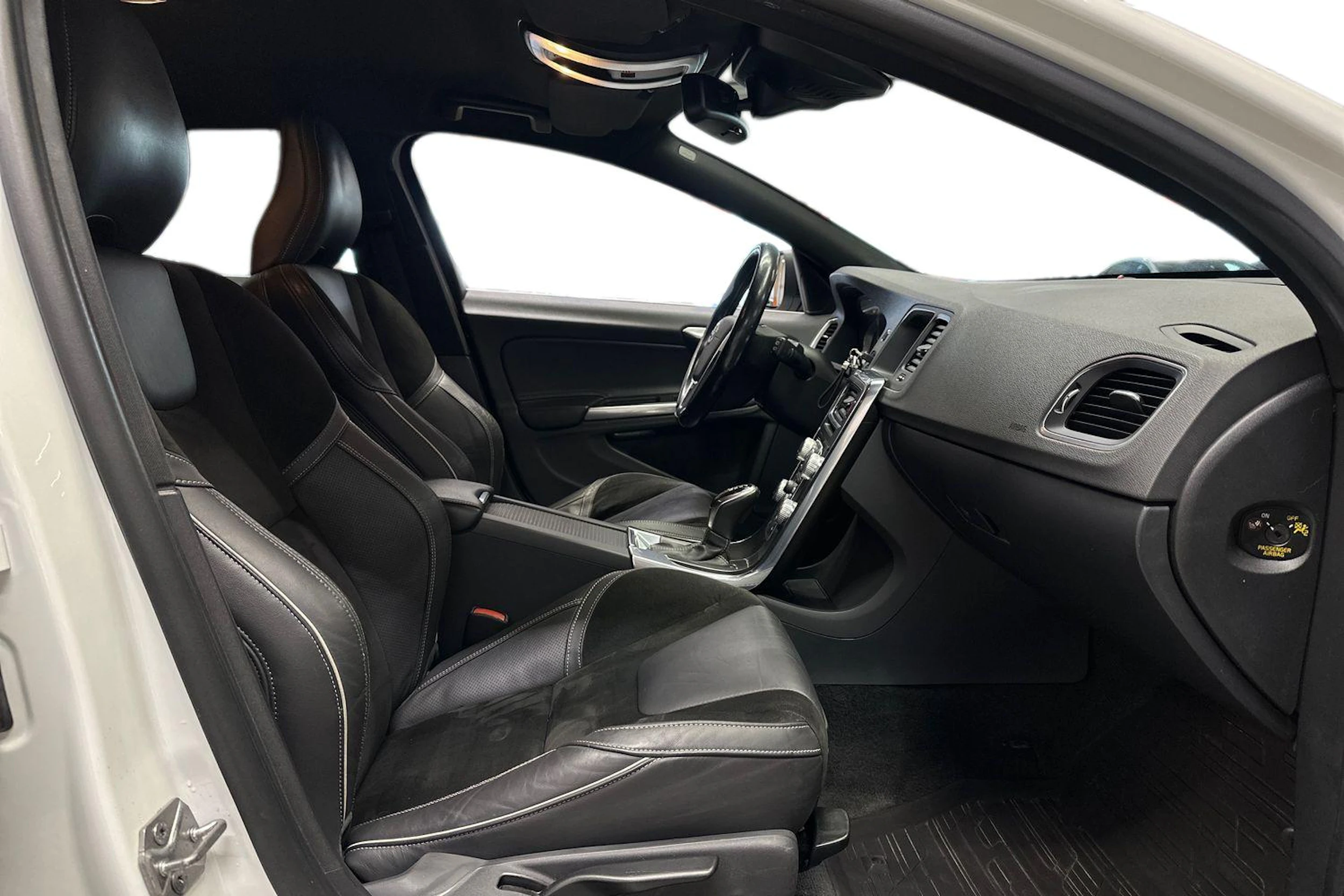 valkoinen Volvo V60 2015 kuva 12.