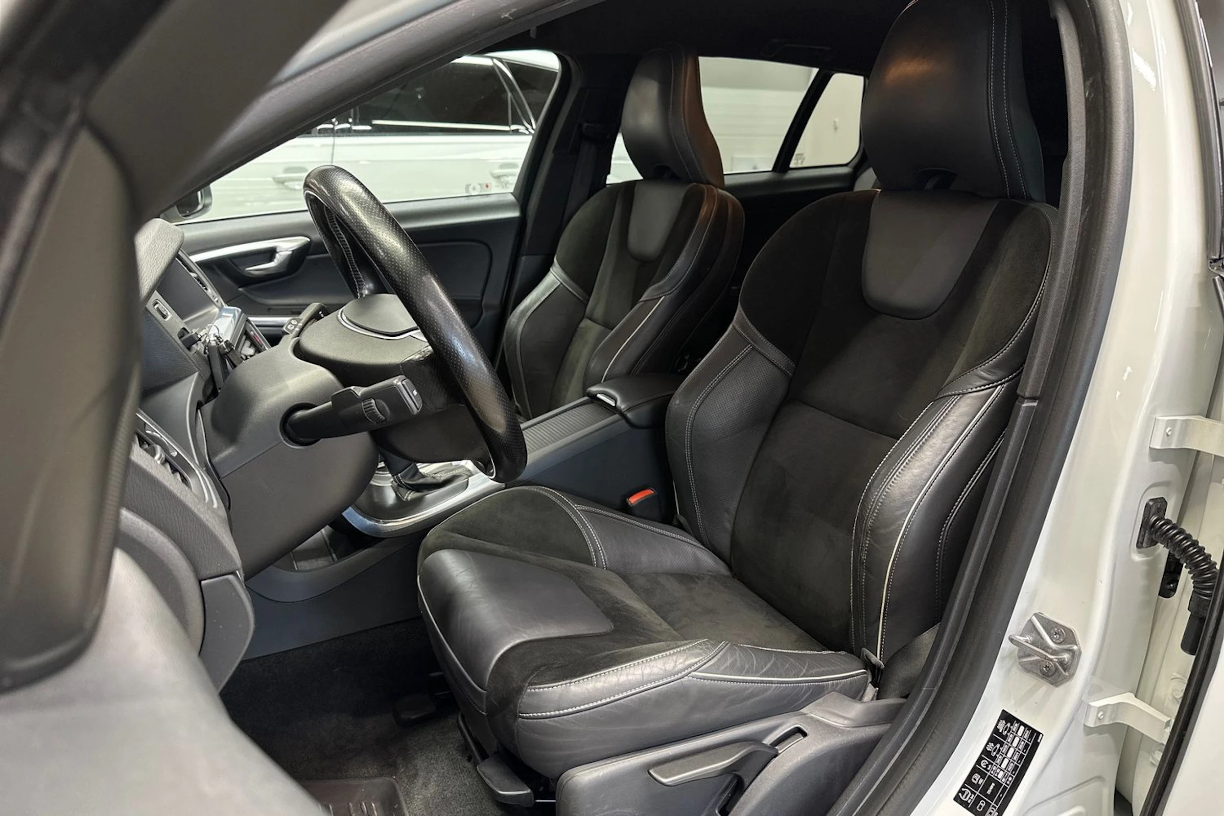 valkoinen Volvo V60 2015 kuva 16.
