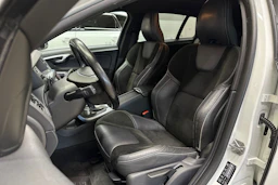 valkoinen Volvo V60 2015 kuva 16.