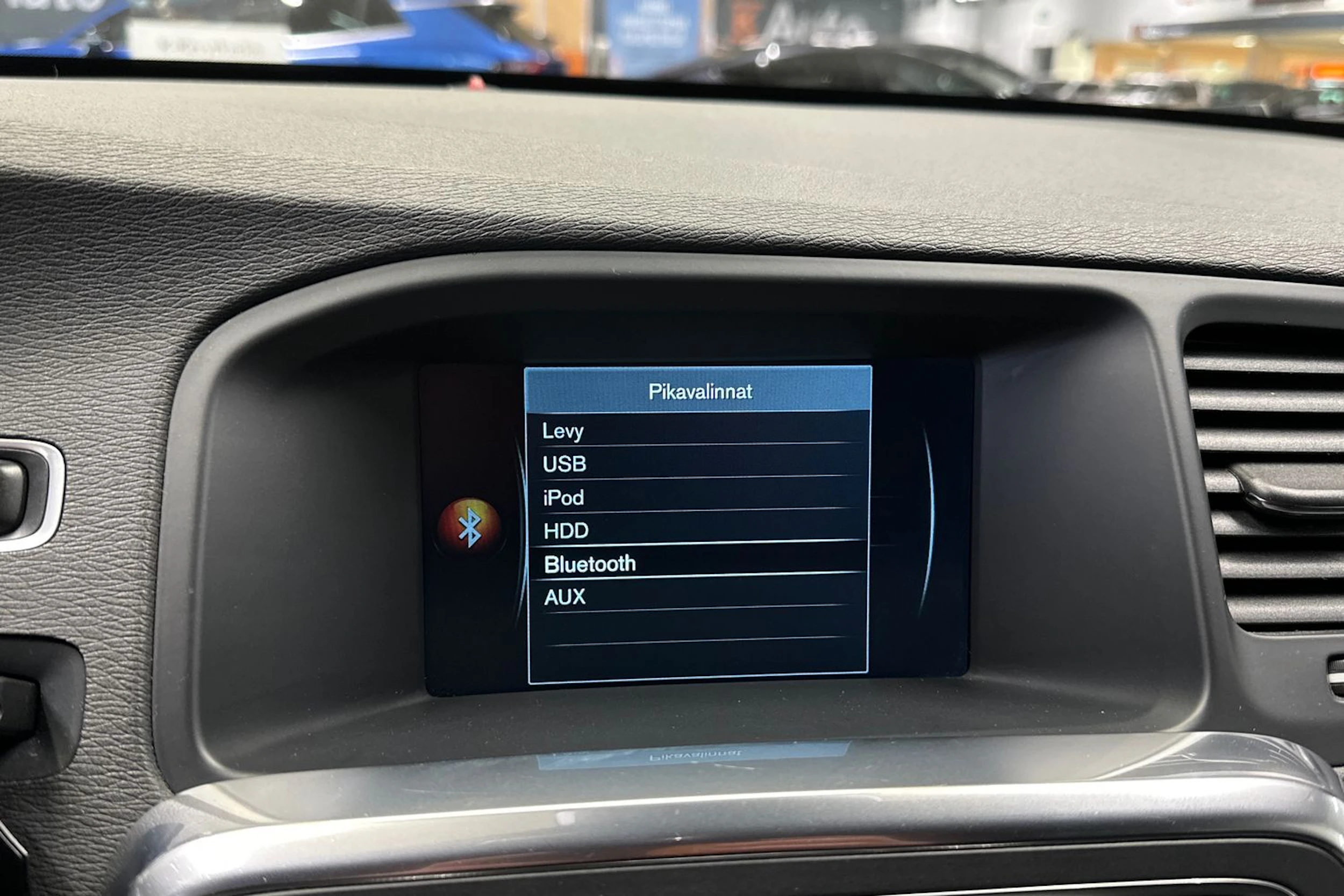valkoinen Volvo V60 2015 kuva 17.