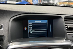valkoinen Volvo V60 2015 kuva 17.