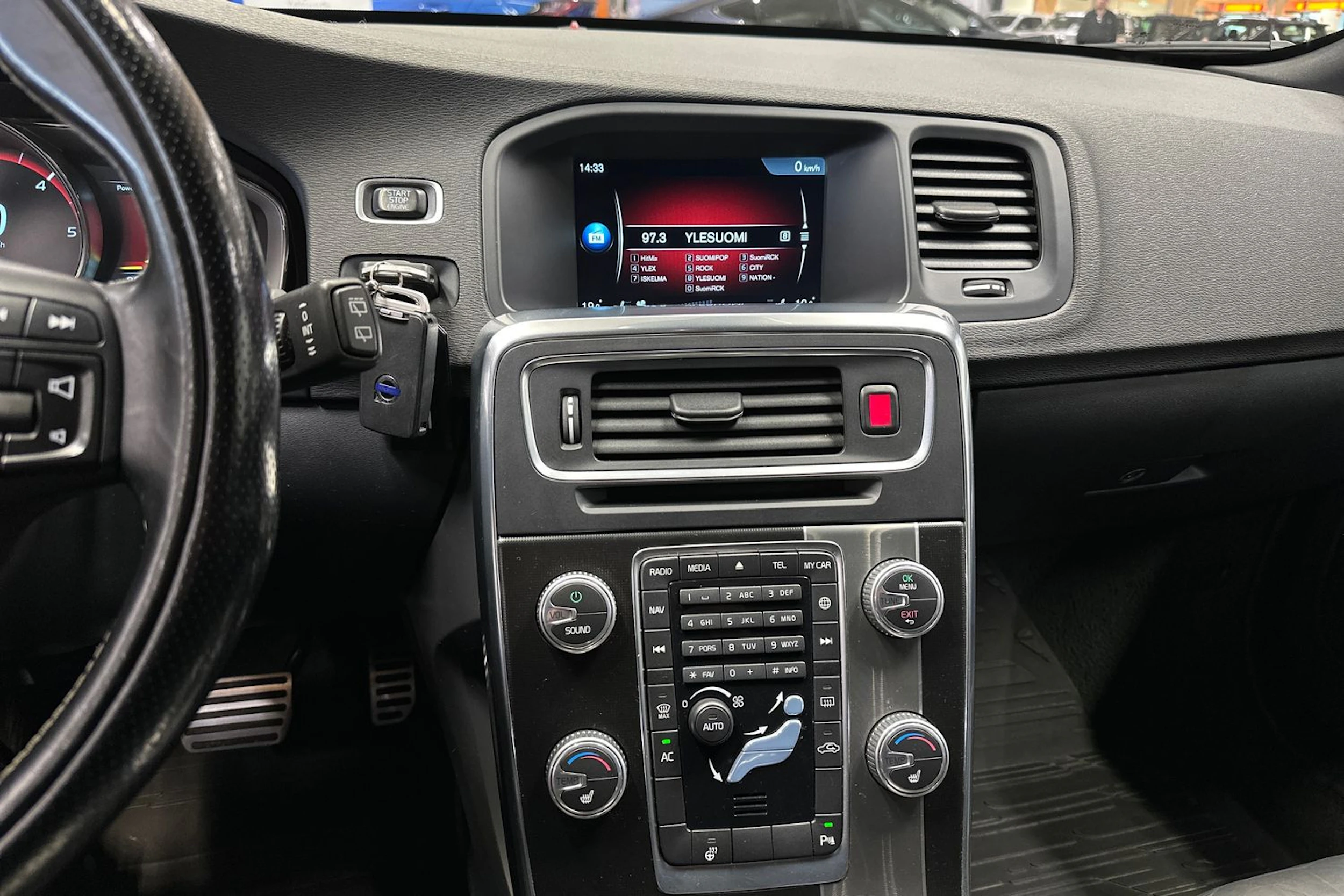 valkoinen Volvo V60 2015 kuva 19.