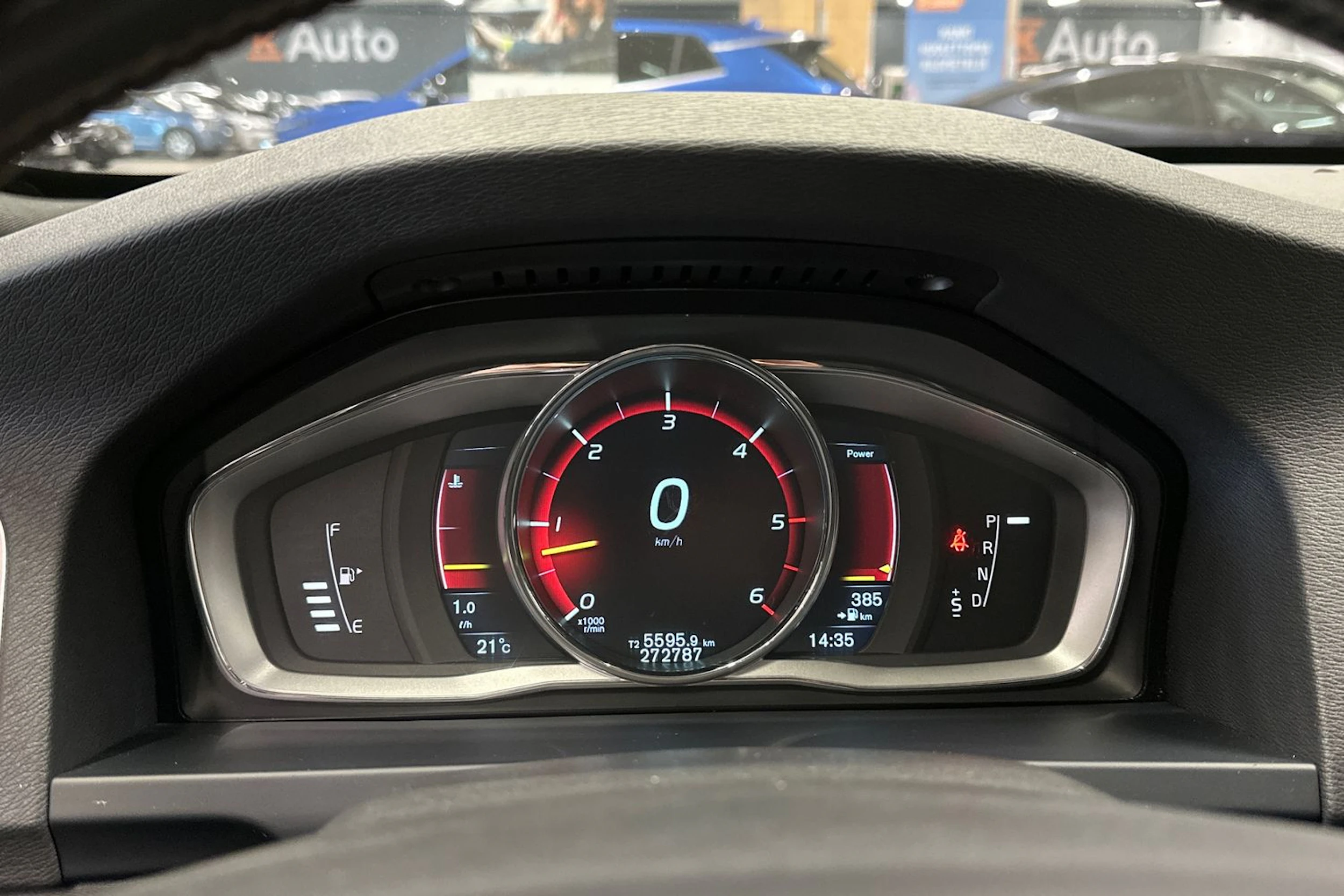 valkoinen Volvo V60 2015 kuva 22.