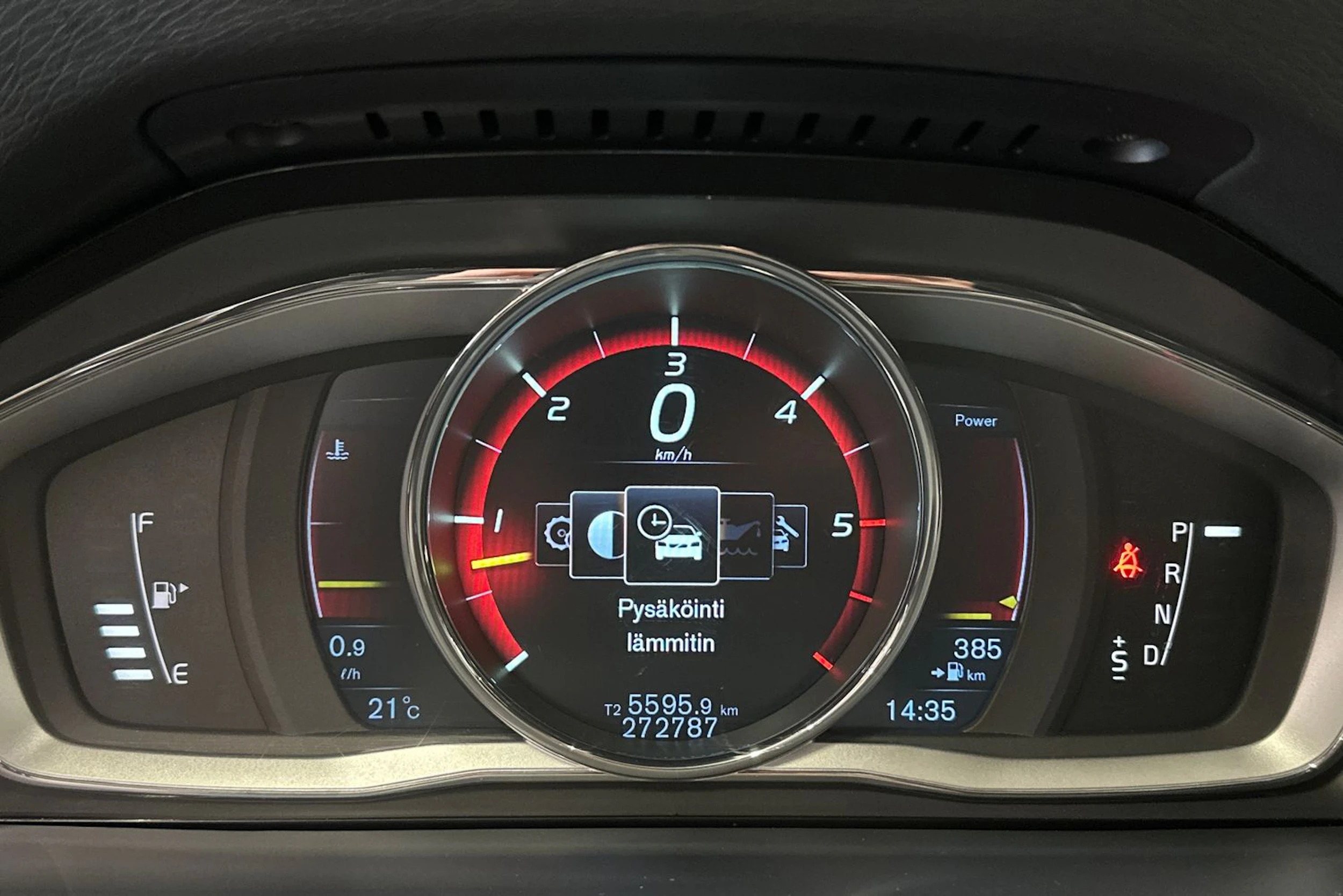 valkoinen Volvo V60 2015 kuva 23.