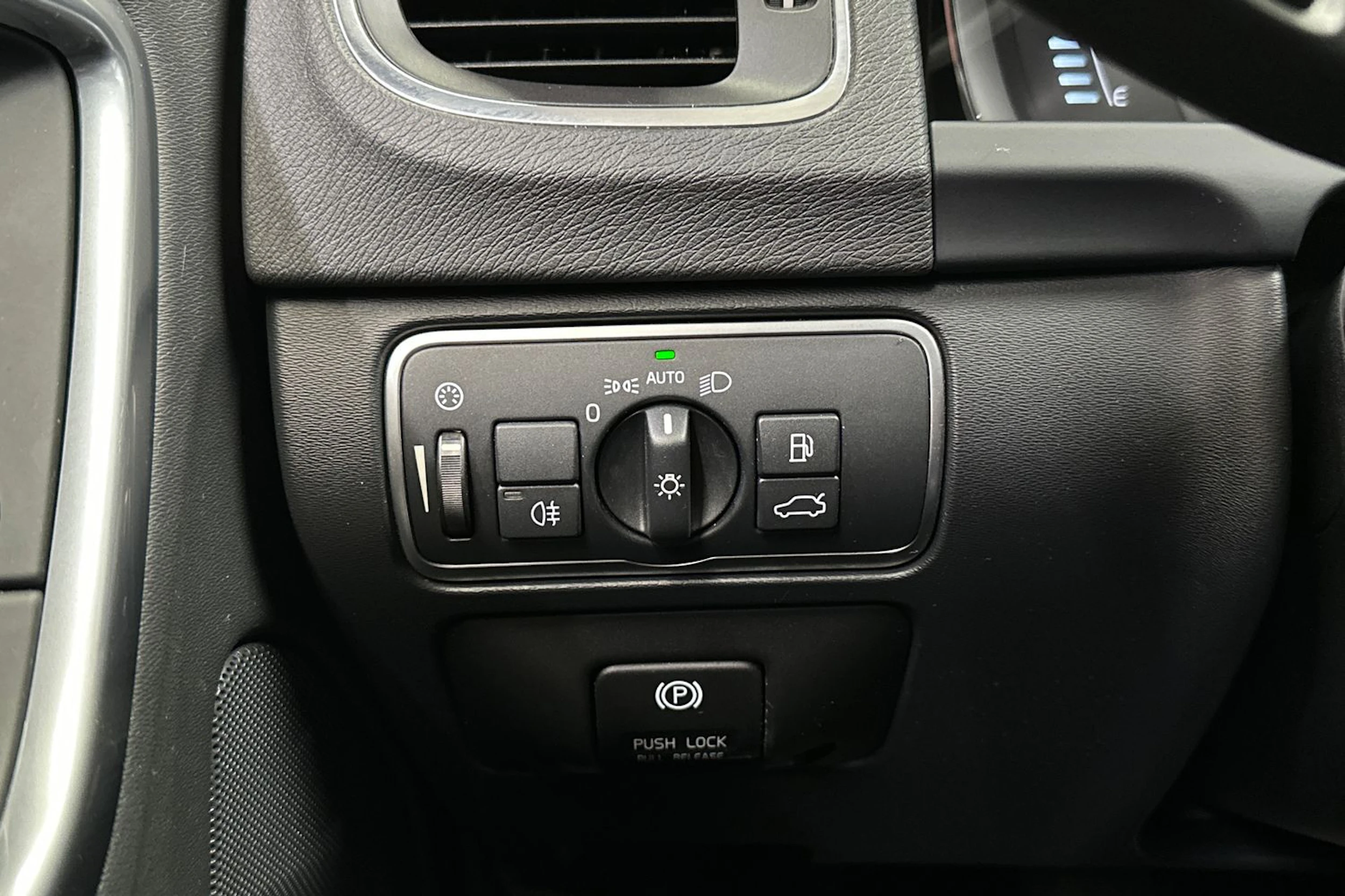 valkoinen Volvo V60 2015 kuva 25.