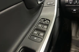 valkoinen Volvo V60 2015 kuva 26.