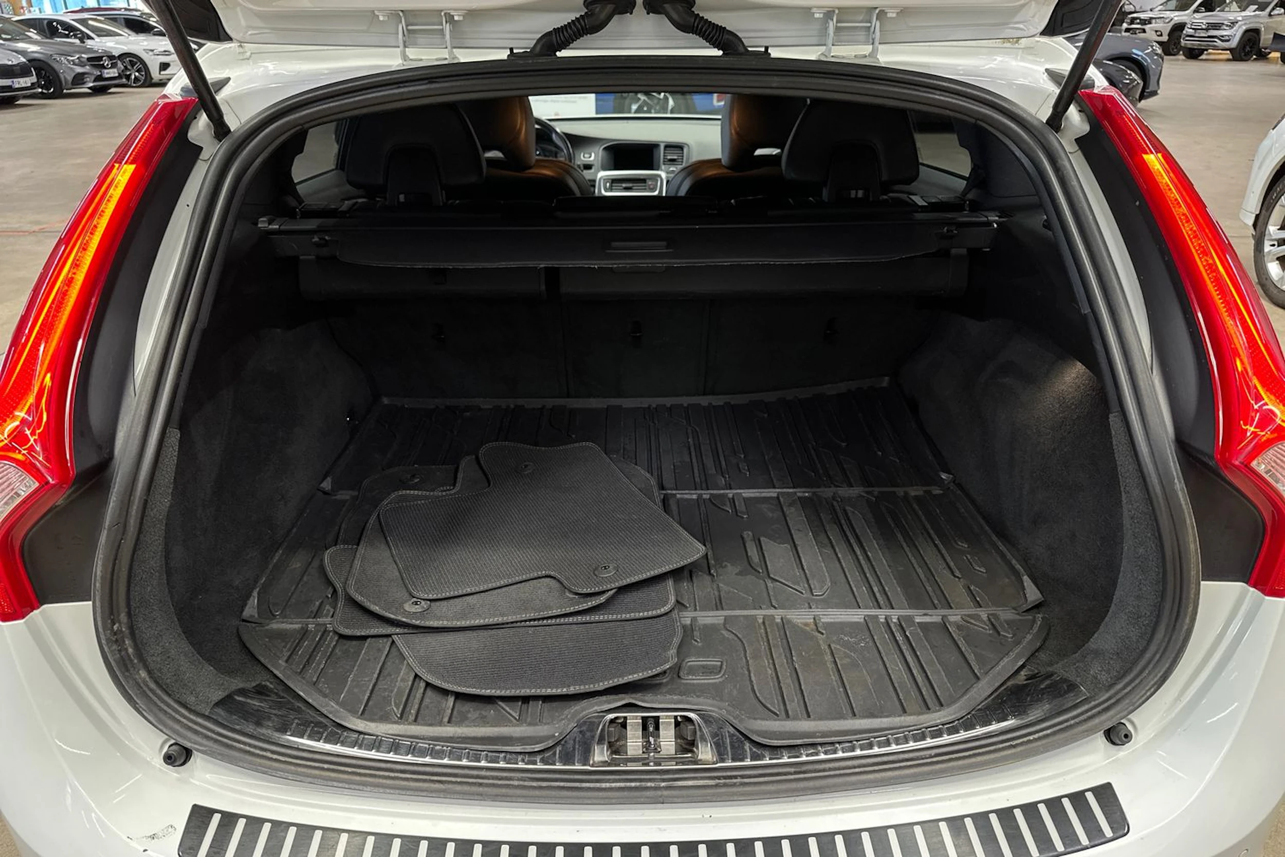 valkoinen Volvo V60 2015 kuva 27.