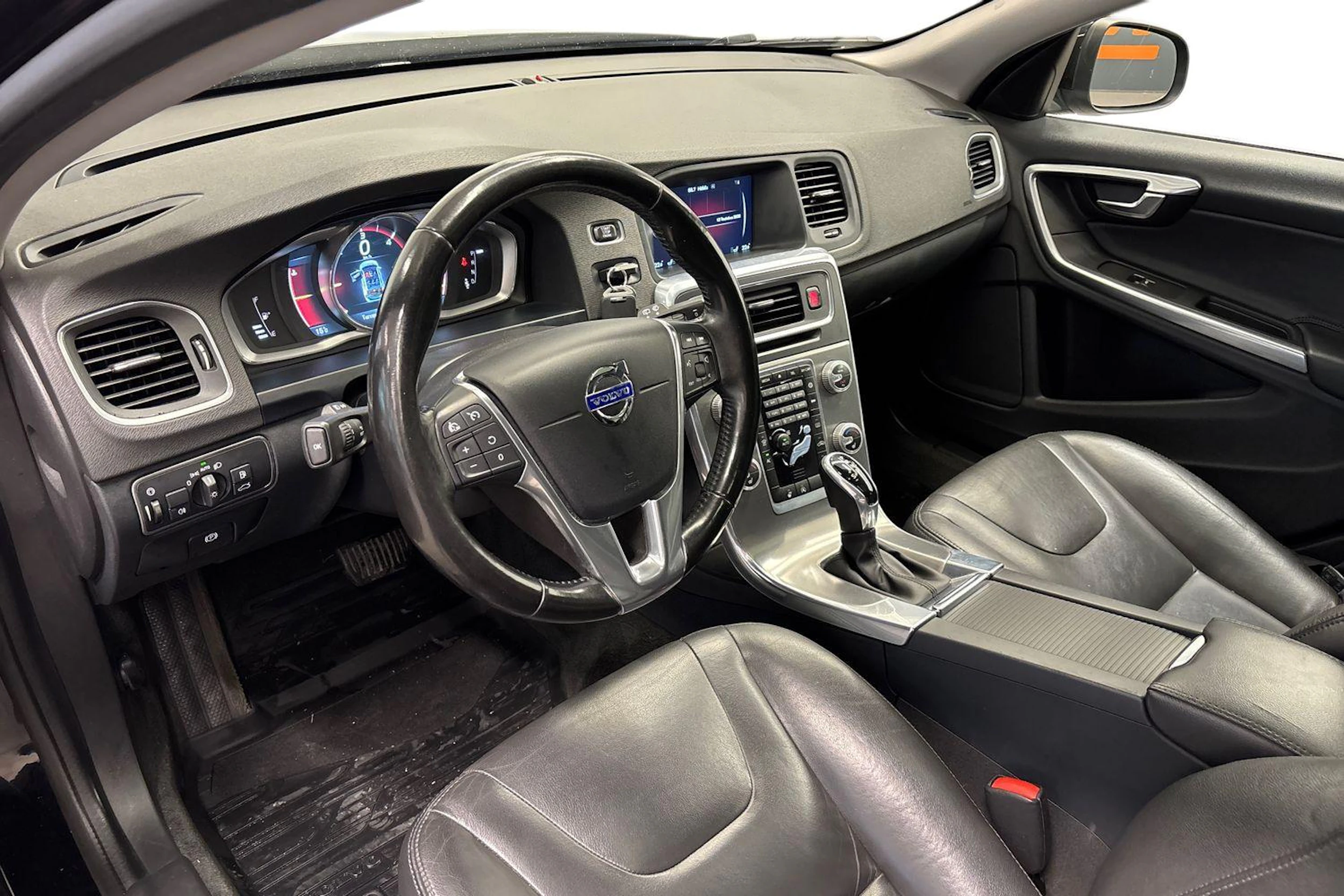 musta Volvo V60 2015 kuva 8.
