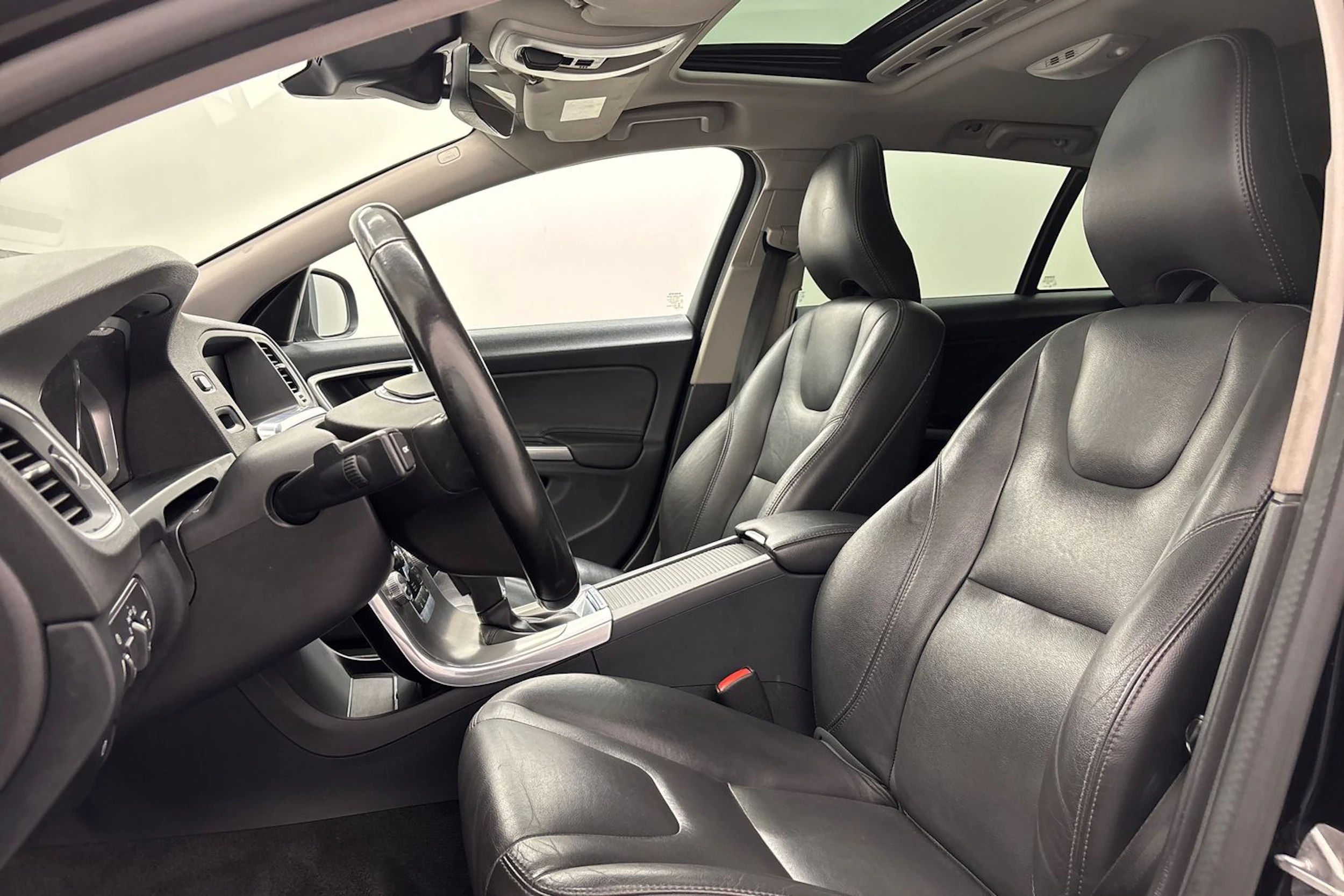 musta Volvo V60 2015 kuva 15.