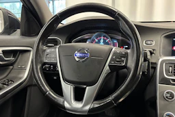 musta Volvo V60 2015 kuva 18.