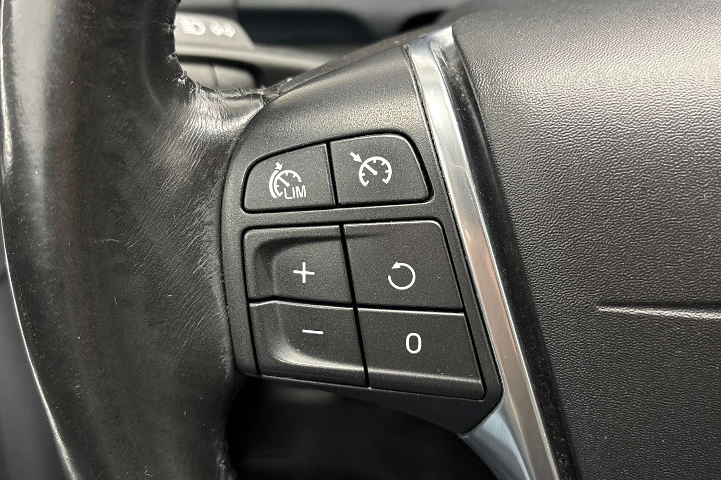 musta Volvo V60 2015 kuva 19.