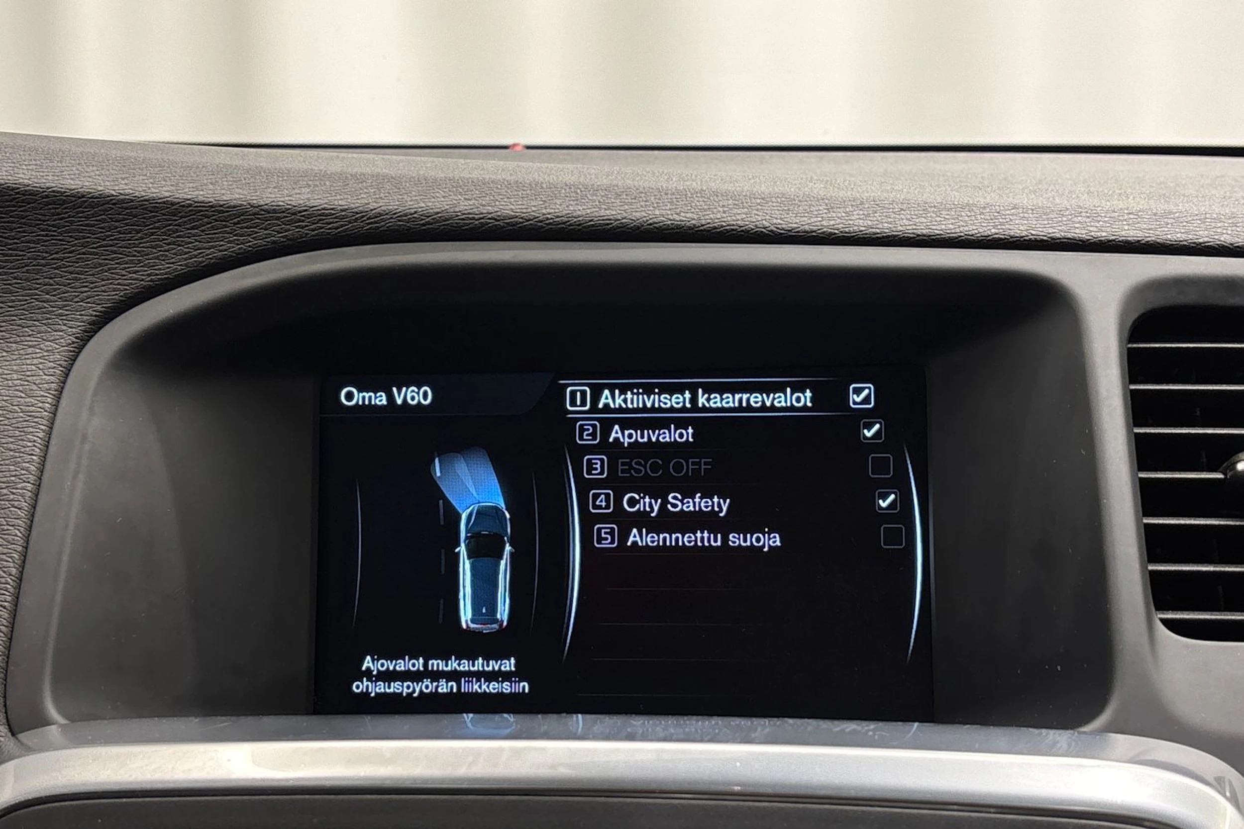 musta Volvo V60 2015 kuva 22.