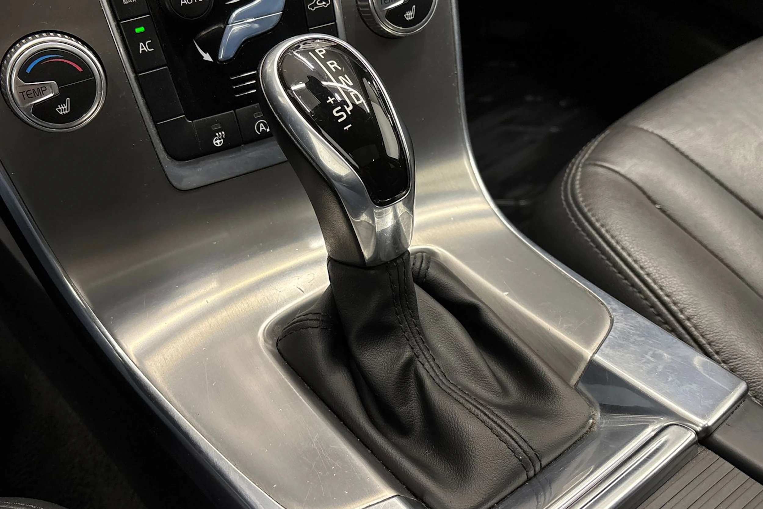 musta Volvo V60 2015 kuva 25.