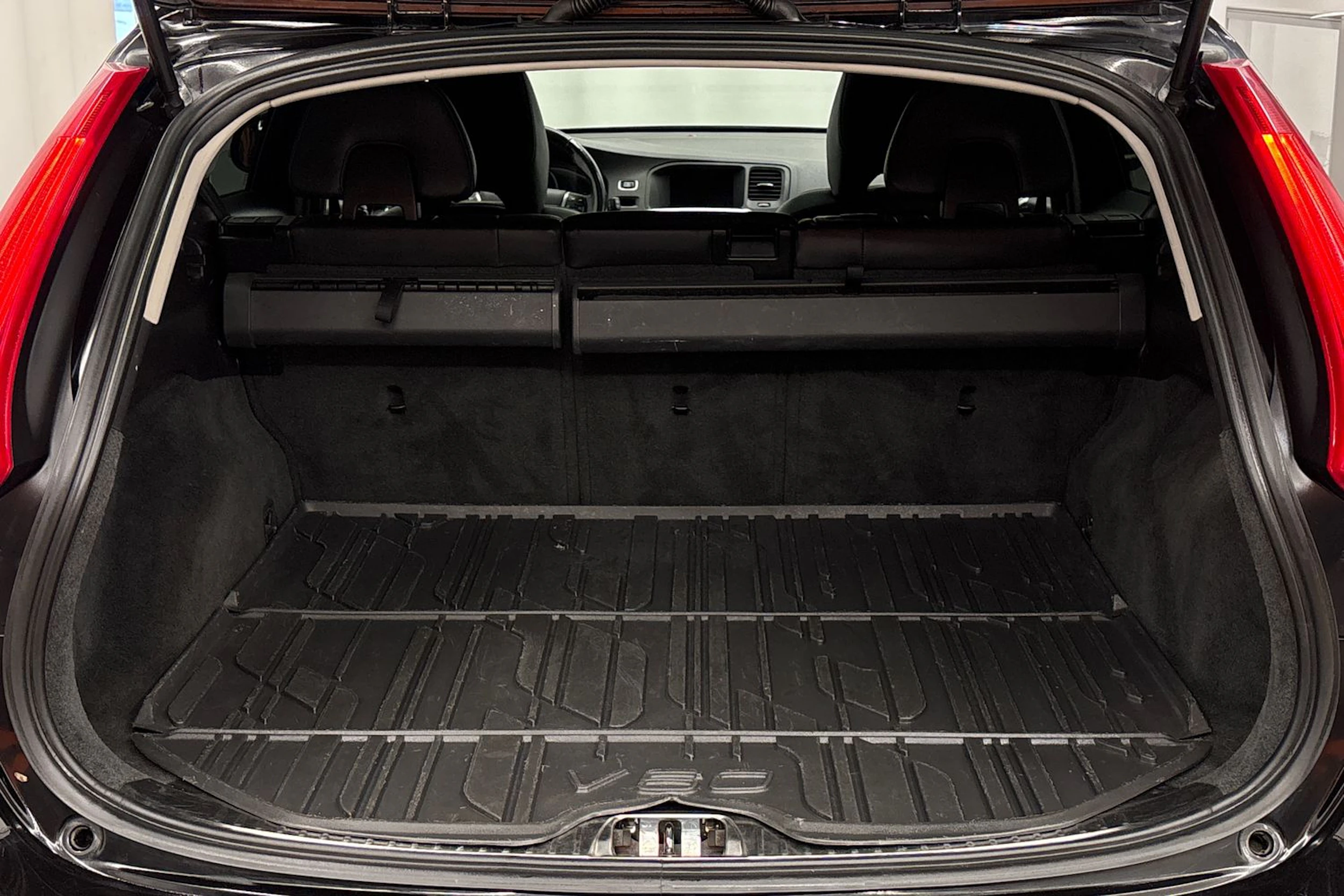 musta Volvo V60 2015 kuva 26.