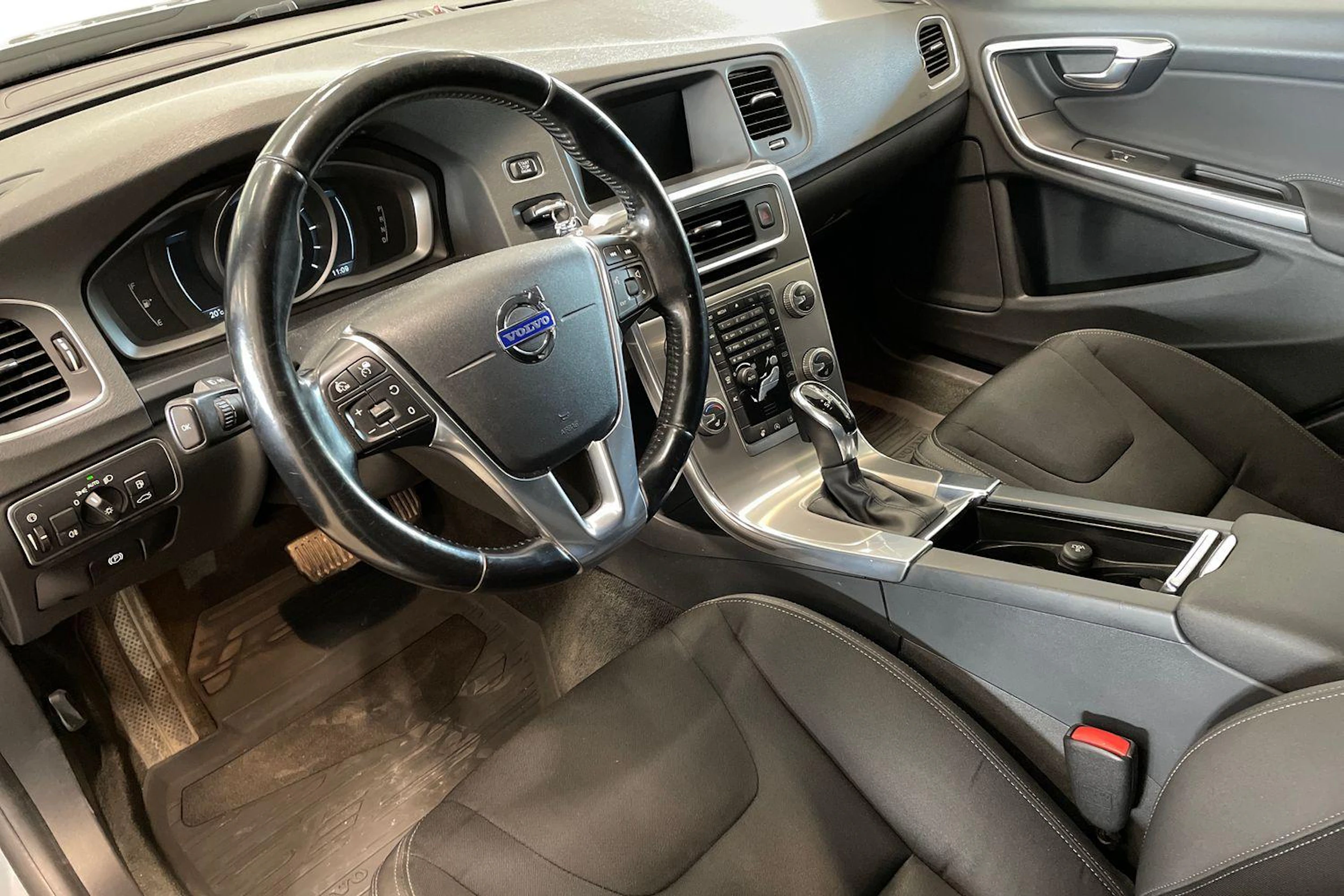 met. hopea Volvo V60 2015 kuva 6.