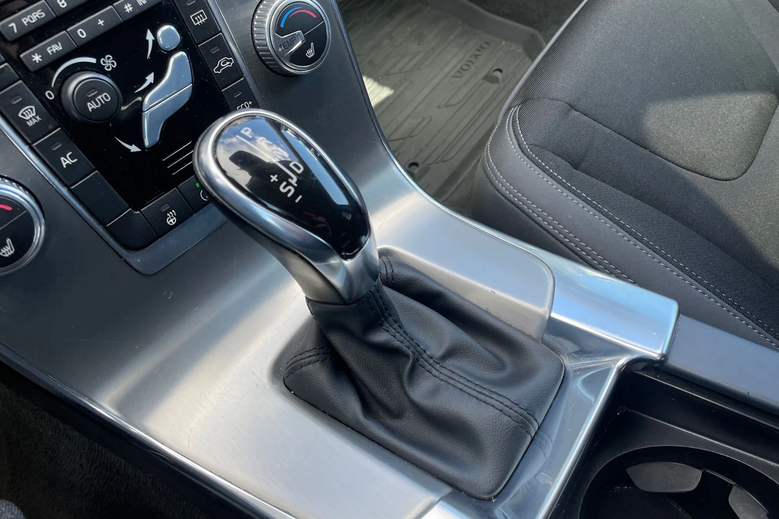 met. hopea Volvo V60 2015 kuva 21.