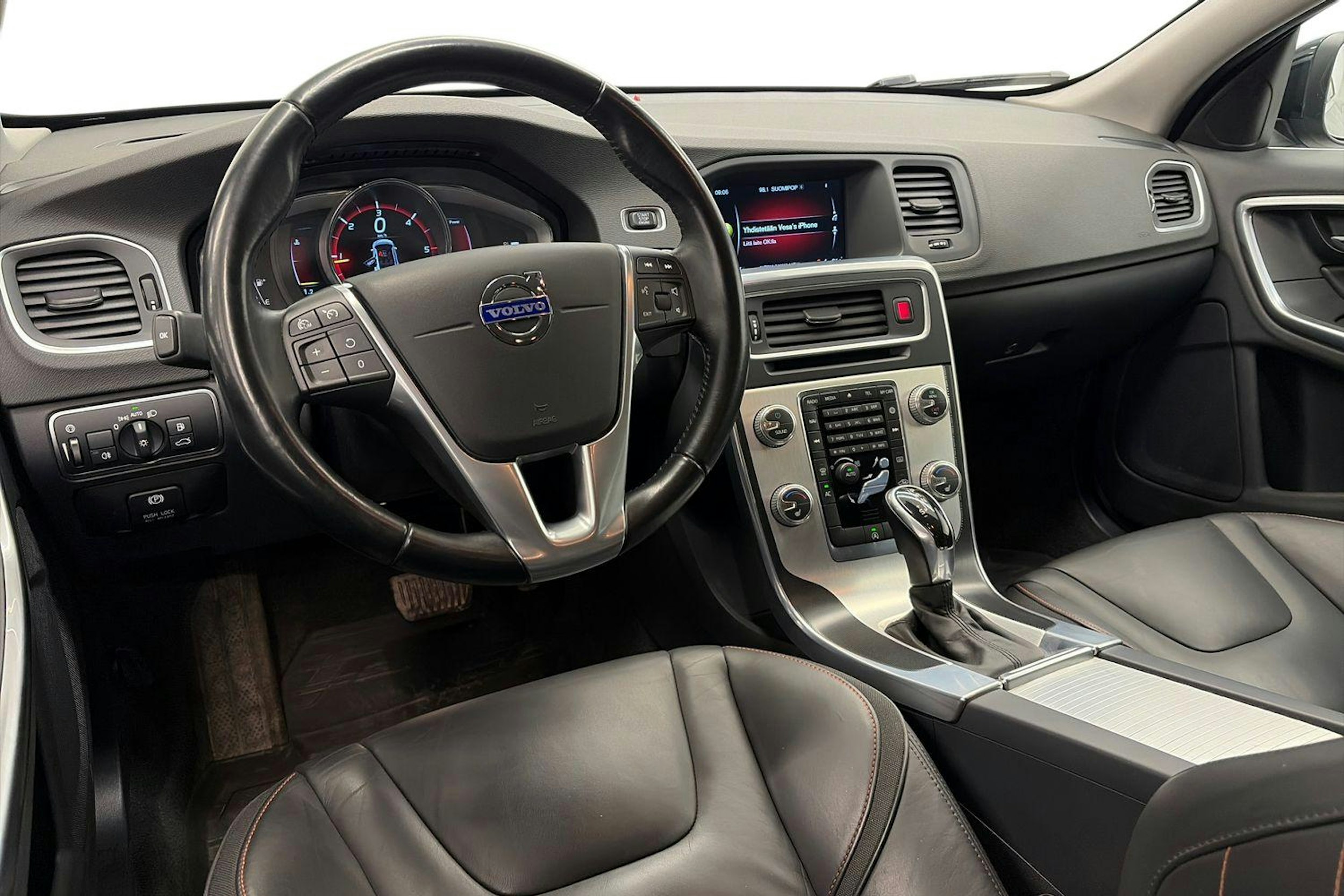 musta Volvo V60 2015 kuva 7.