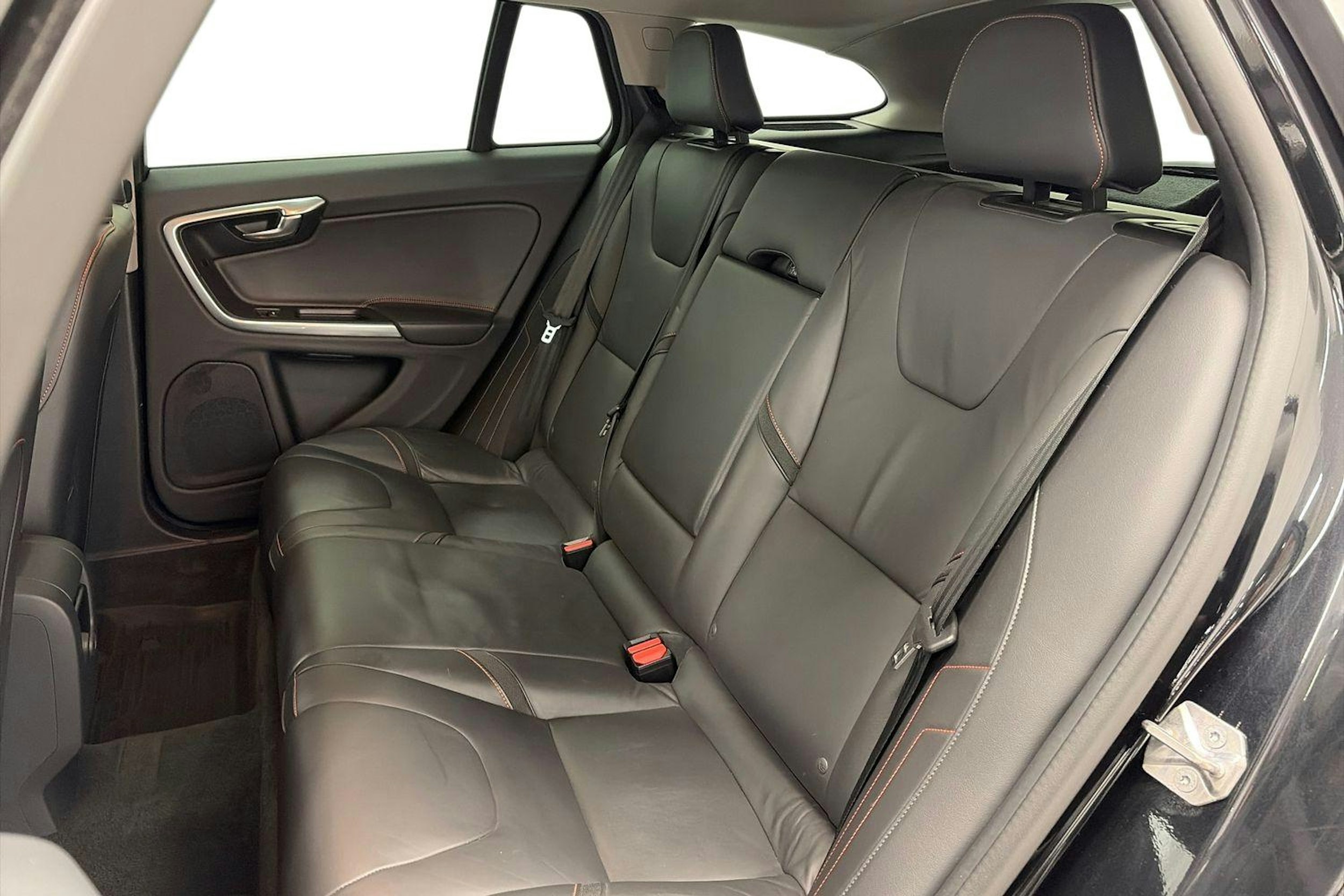 musta Volvo V60 2015 kuva 10.