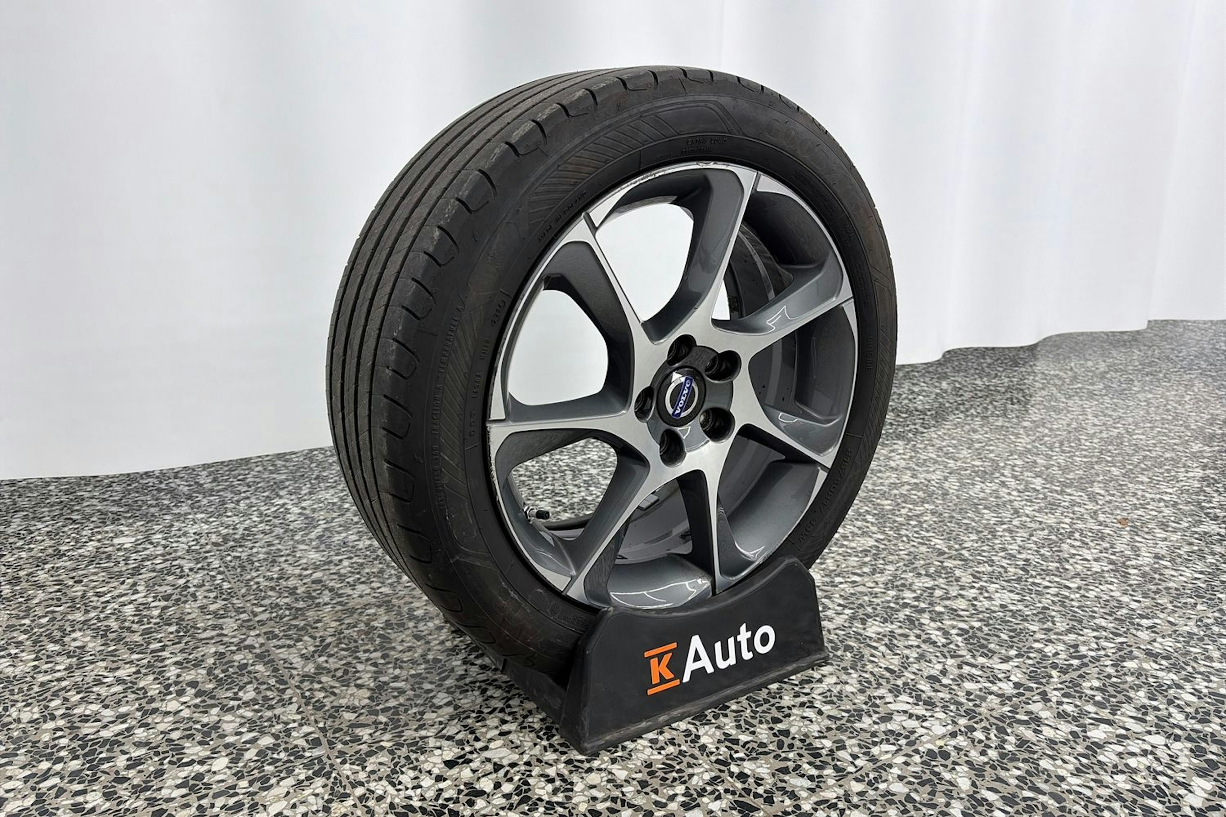 musta Volvo V60 2015 kuva 13.