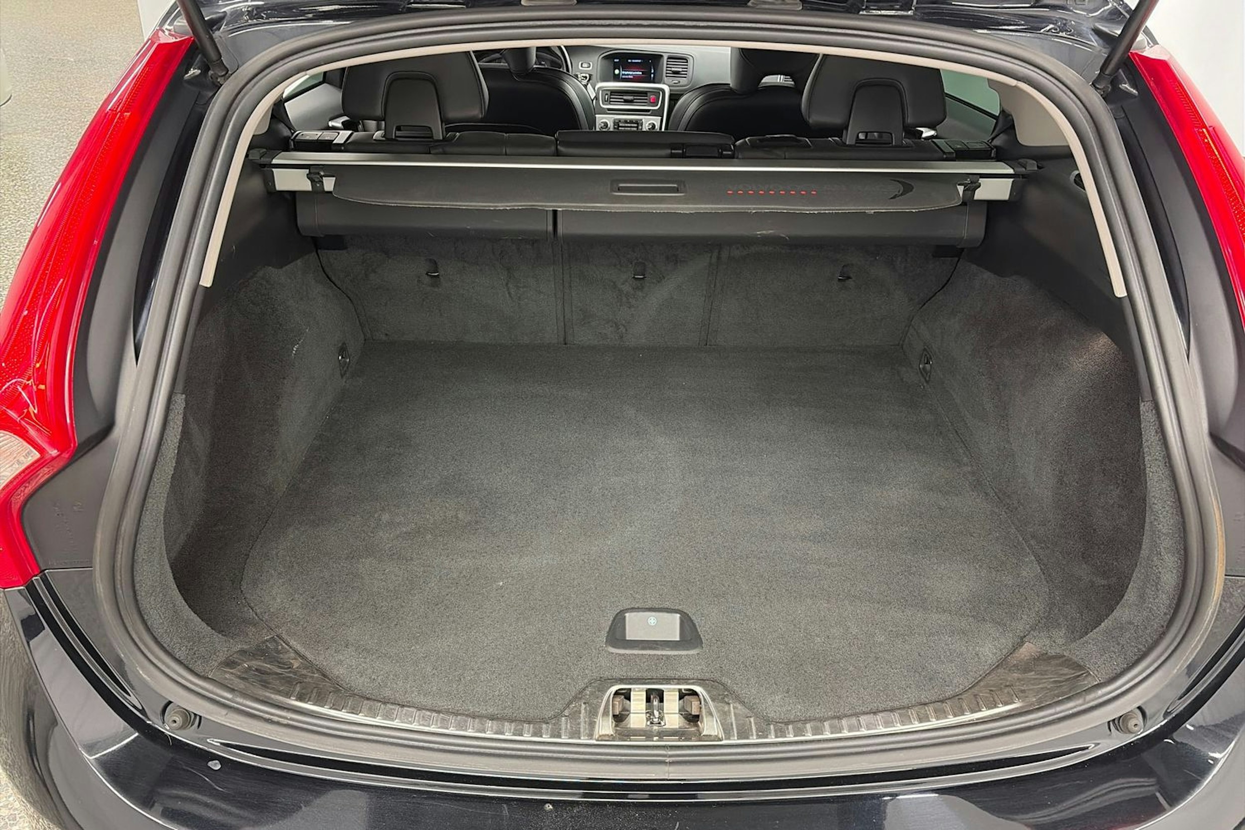 musta Volvo V60 2015 kuva 14.