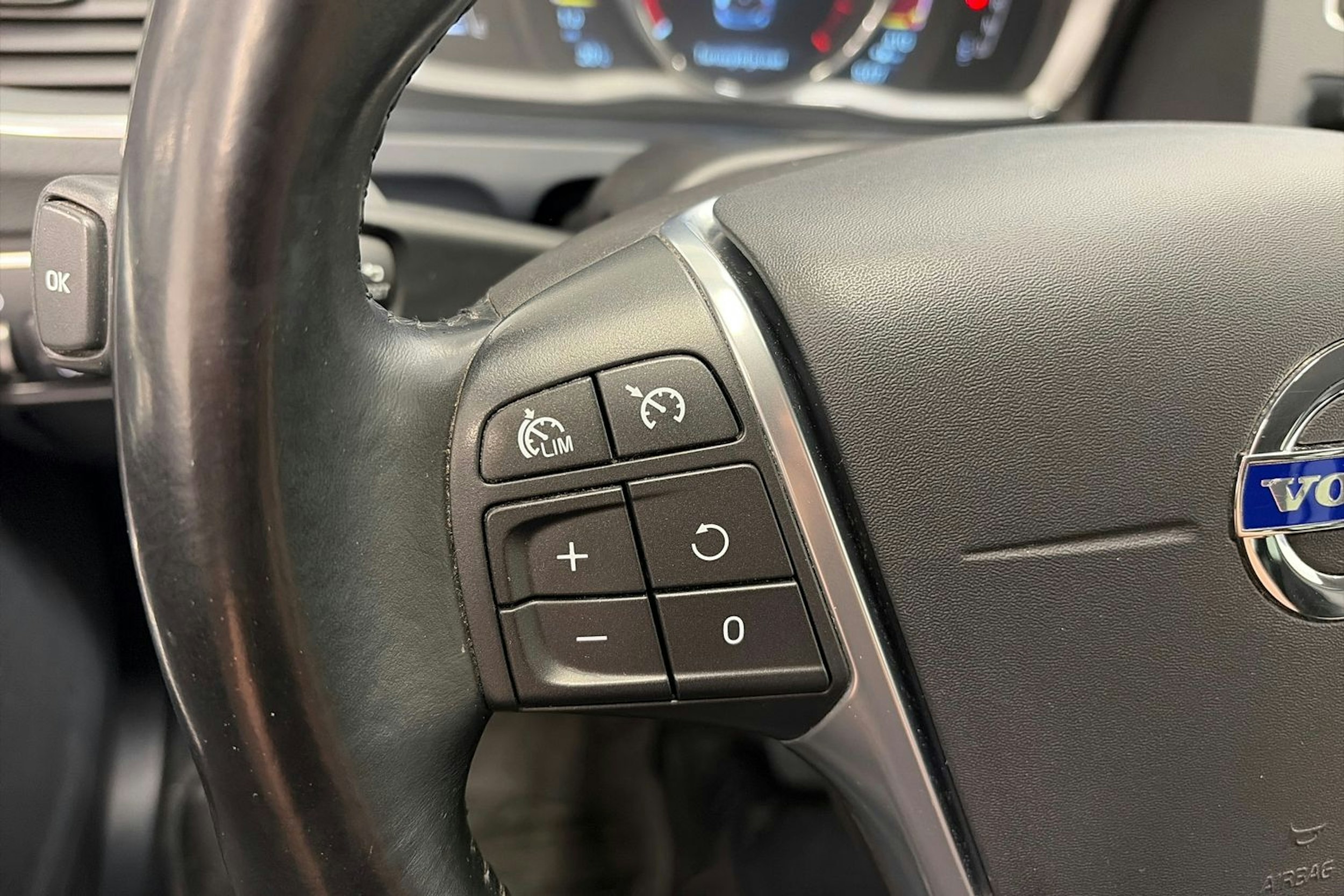 musta Volvo V60 2015 kuva 17.