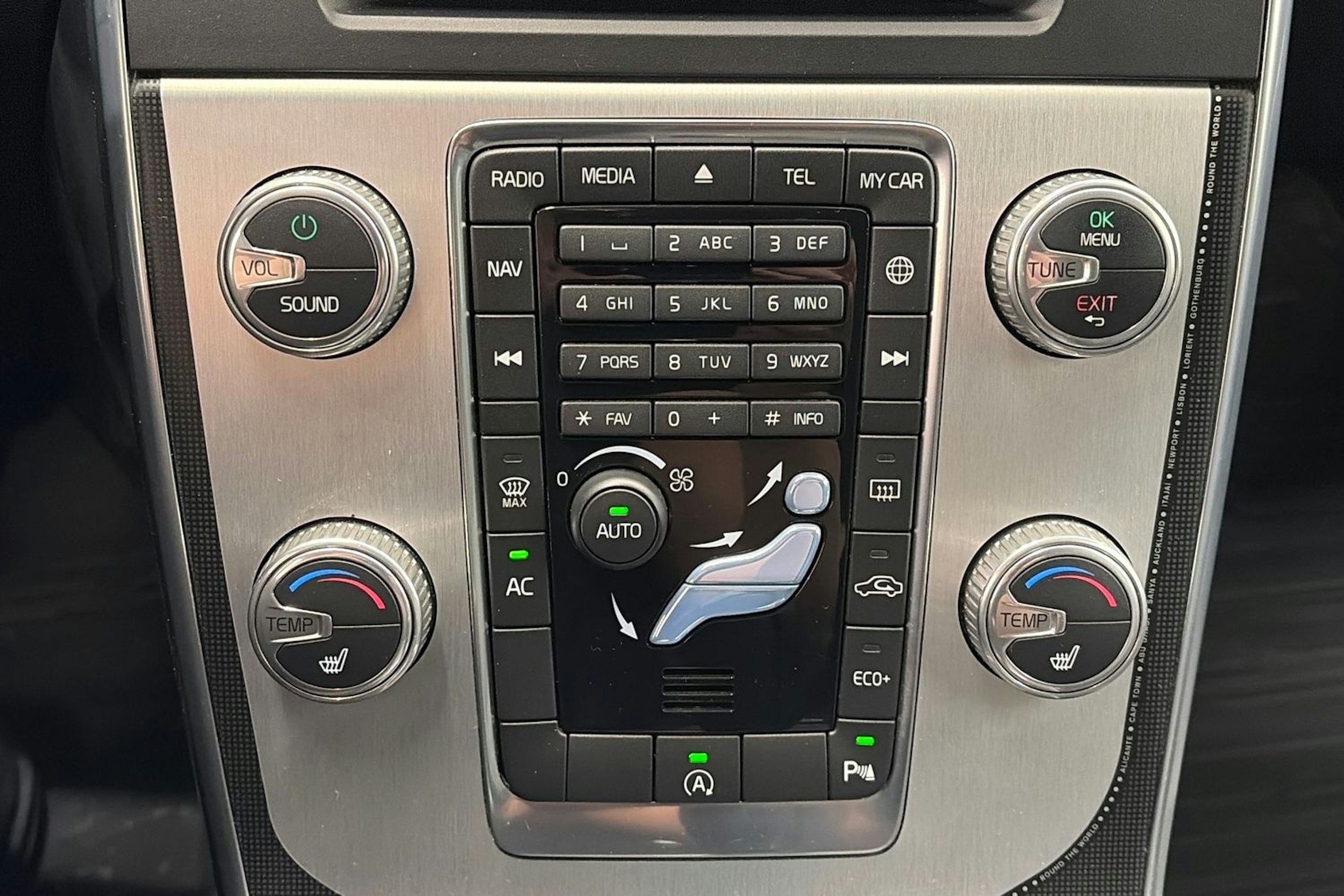 musta Volvo V60 2015 kuva 24.