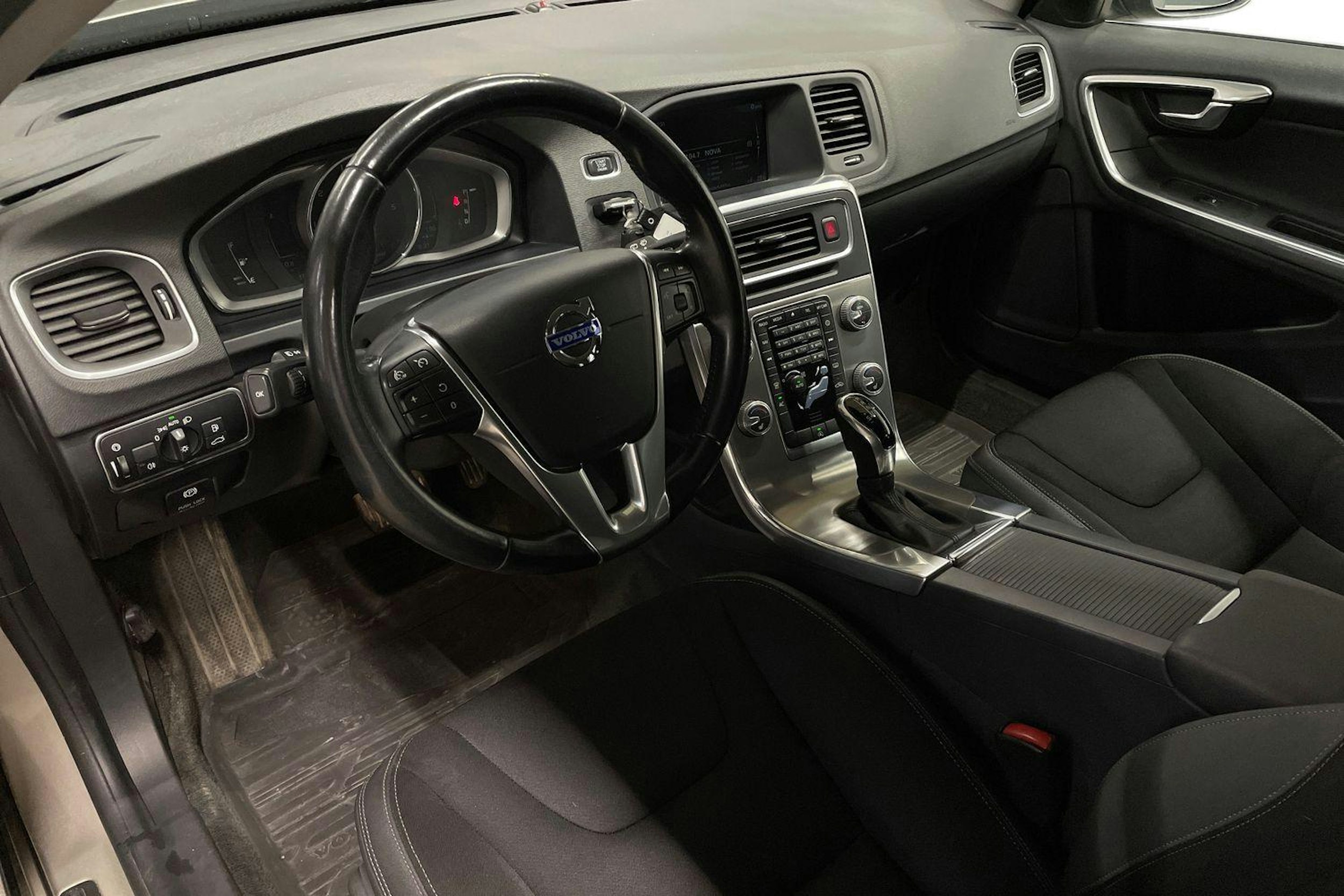 ruskea (beige) Volvo V60 2015 kuva 7.