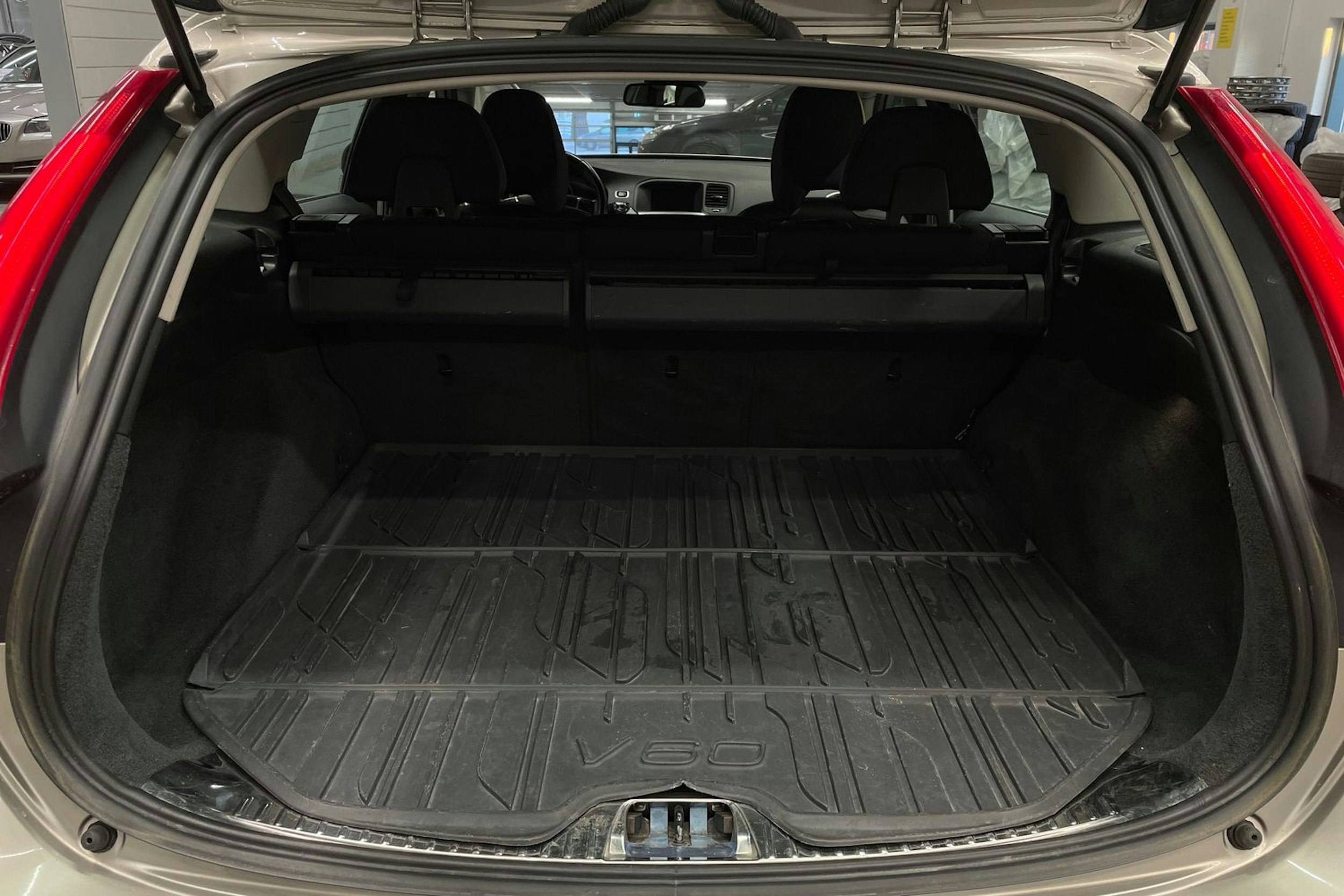 ruskea (beige) Volvo V60 2015 kuva 15.