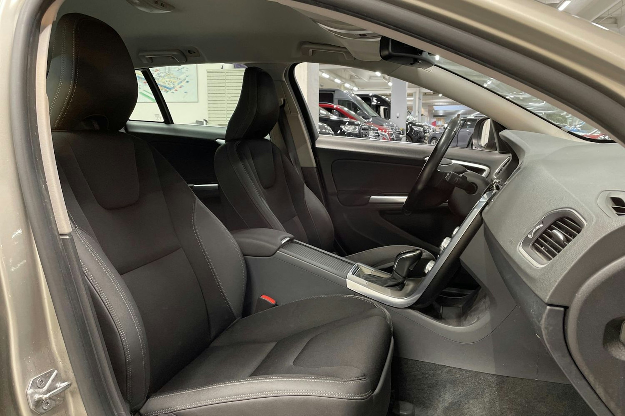 ruskea (beige) Volvo V60 2015 kuva 25.