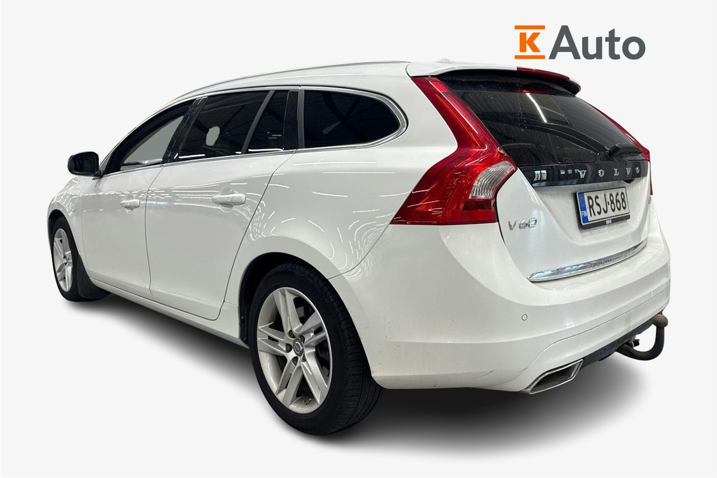 valkoinen Volvo V60 2015 kuva 2.