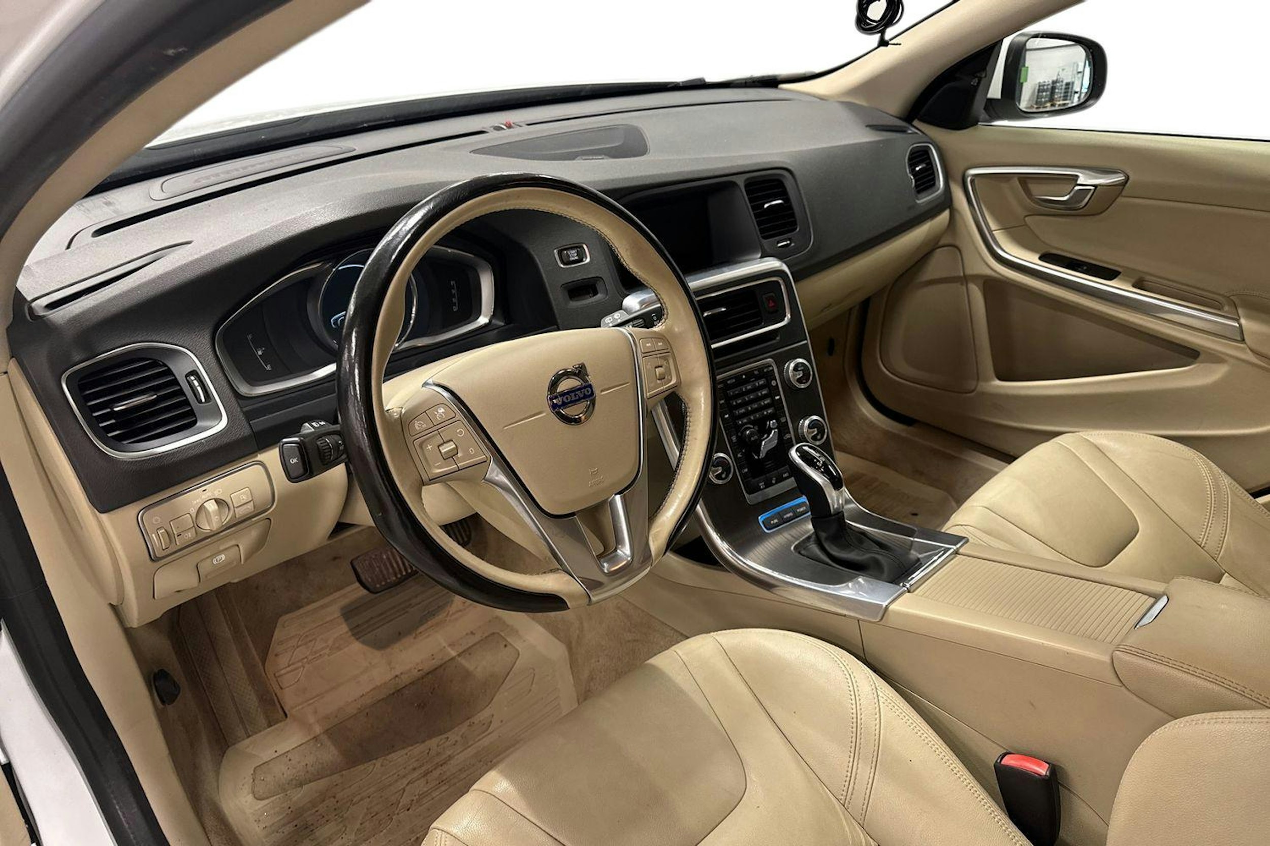 valkoinen Volvo V60 2015 kuva 7.